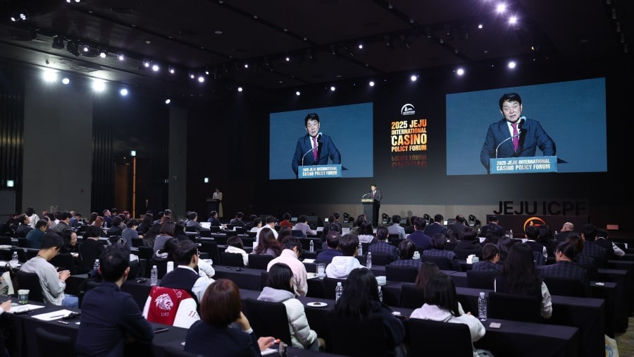 1 세션에서 발표 중인 신화월드 가아만다 전무