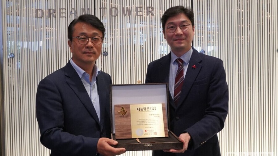 11월 18일 드림타워 카지노에 나눔명문기업 인증패를 전달하는 제주사회복지공동모급회 회장 강지언