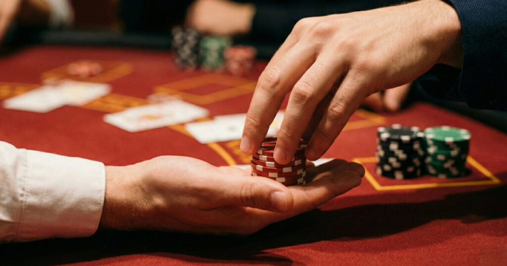 팁을 건네는 손길에 담긴 승자의 품격