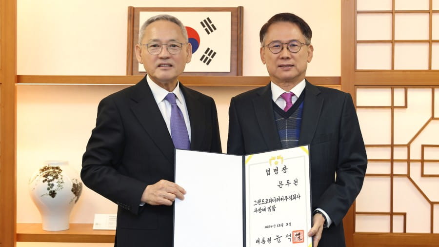 트렌드에서 뒤쳐진 운영으로 경영자의 리더십 시험대