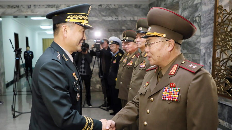 2018년 10월 남북 군사회담 남측 수석대표 자격으로 안익산 북측 수석대표와 악수하는 김도균 국방부 대북정책관