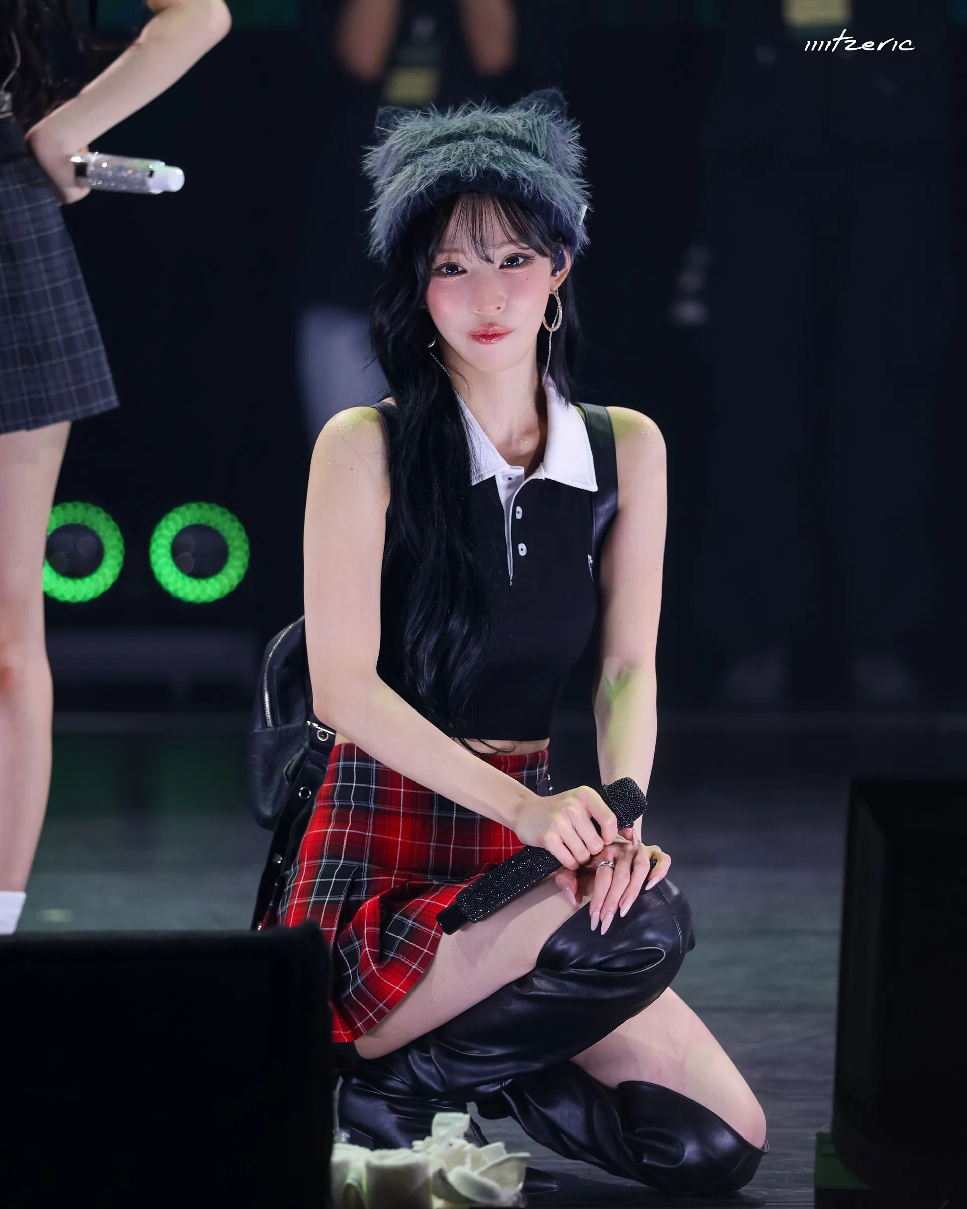 프로미스나인 이채영 무대 위 고양이 비니