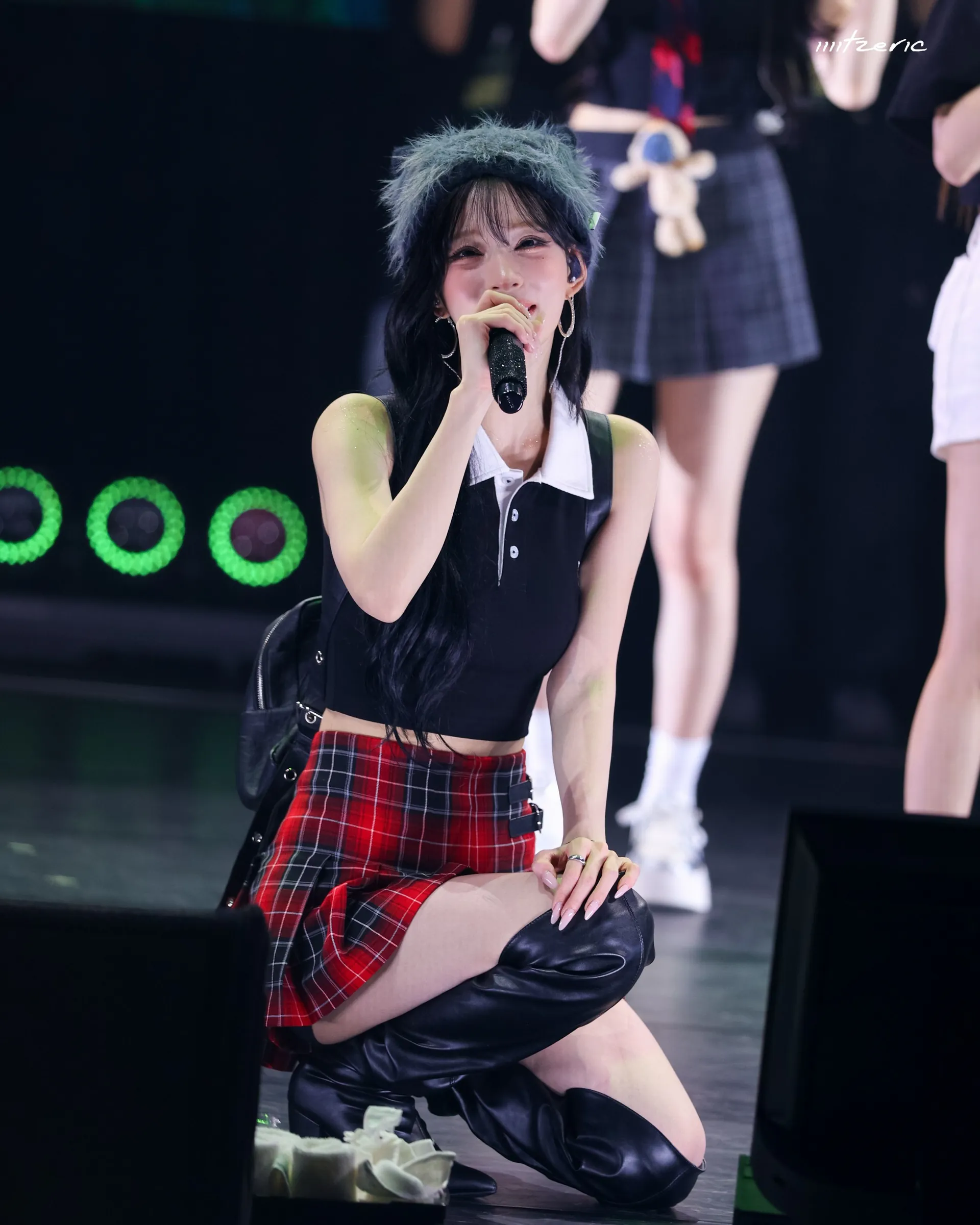 프로미스나인 이채영 무대 위 고양이 비니