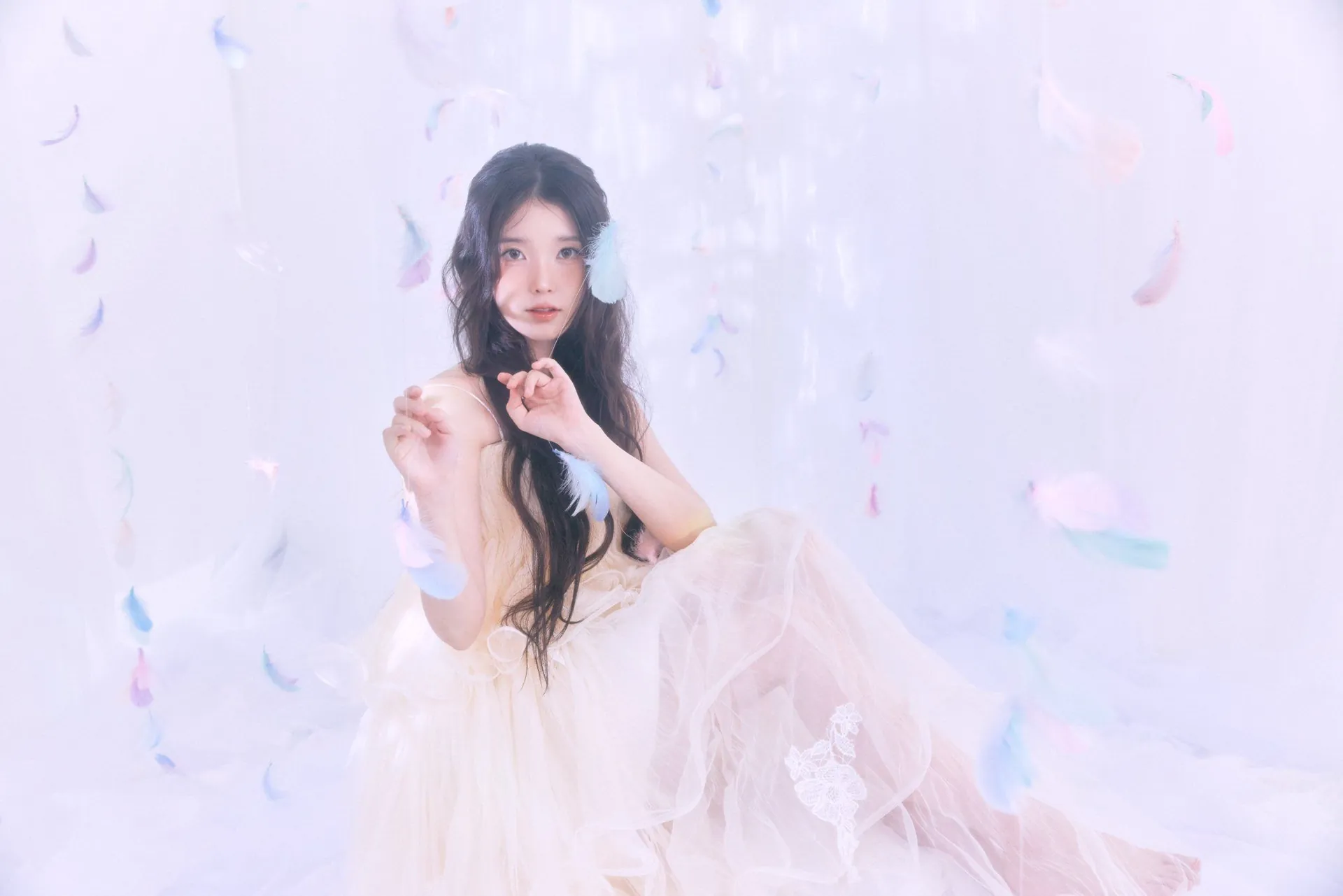 아이유 벽돌 벽 앞 시계 화보 모음
