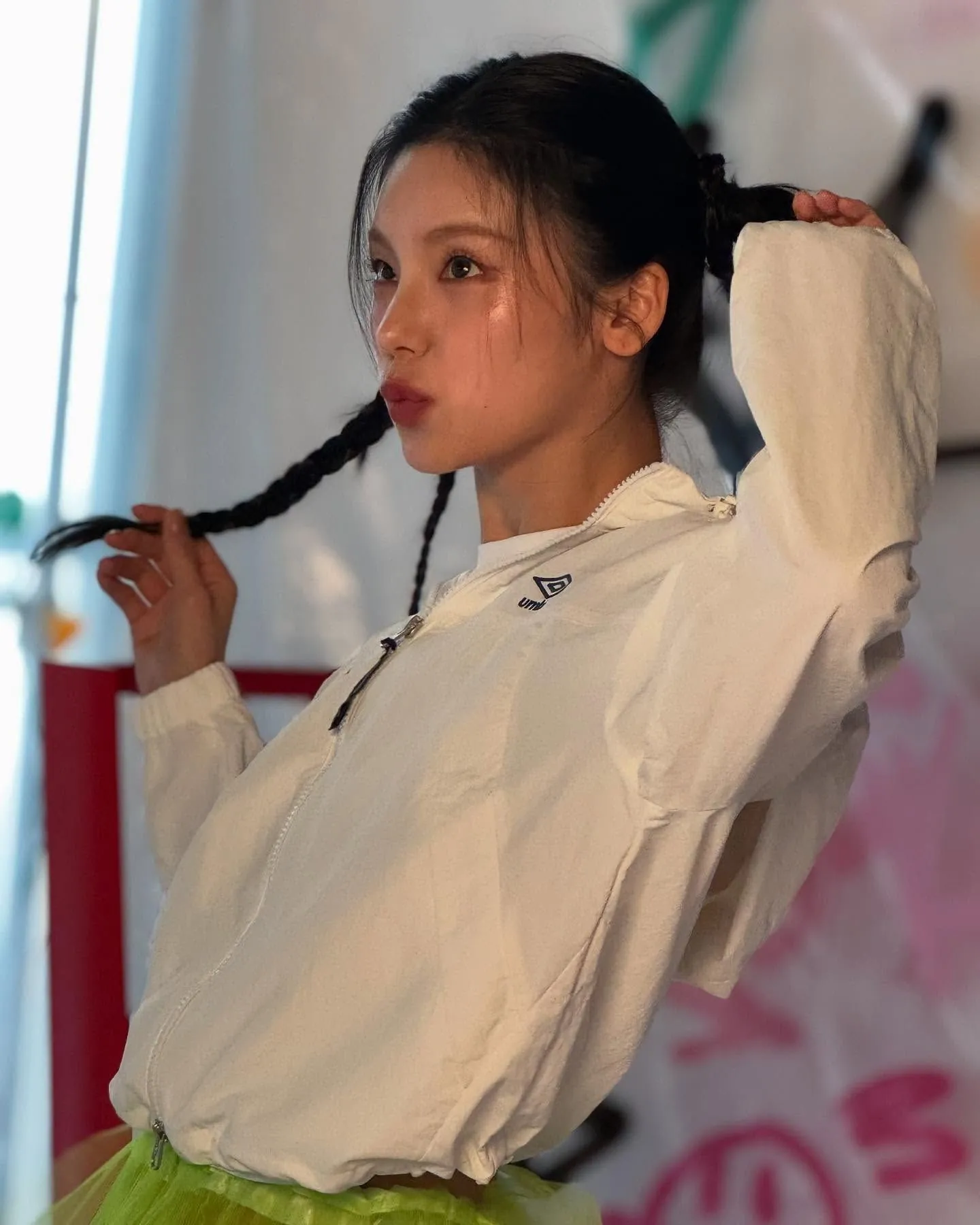 ITZY 예지 소파 앞 데일리룩