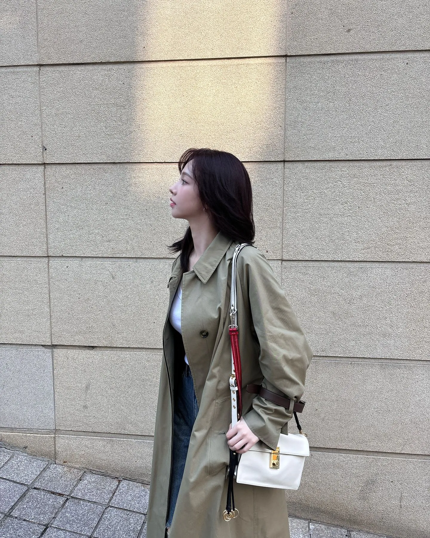 에스파 카리나, 카키 트렌치코트 일상룩