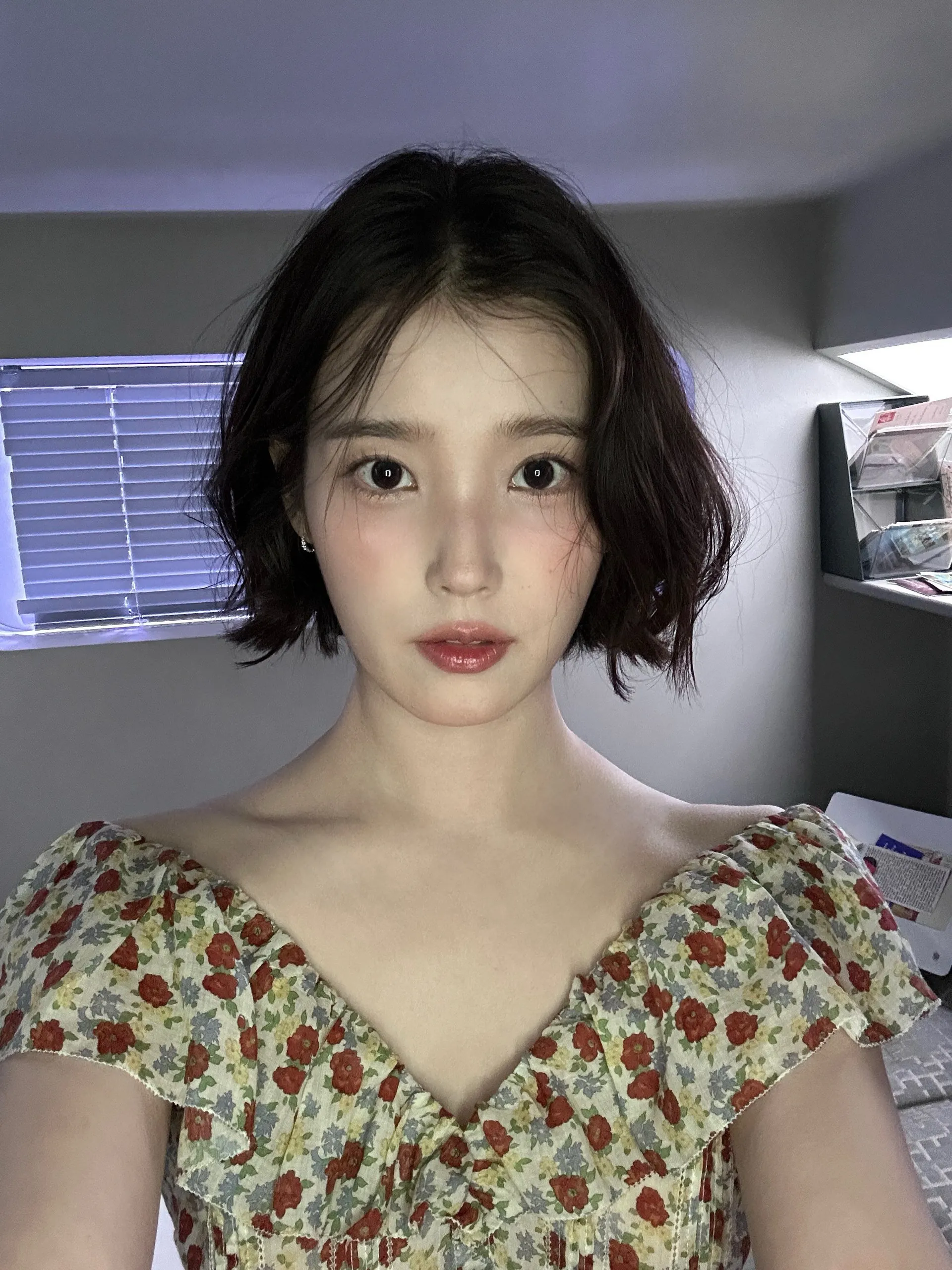 아이유 벽돌 벽 앞 시계 화보 모음