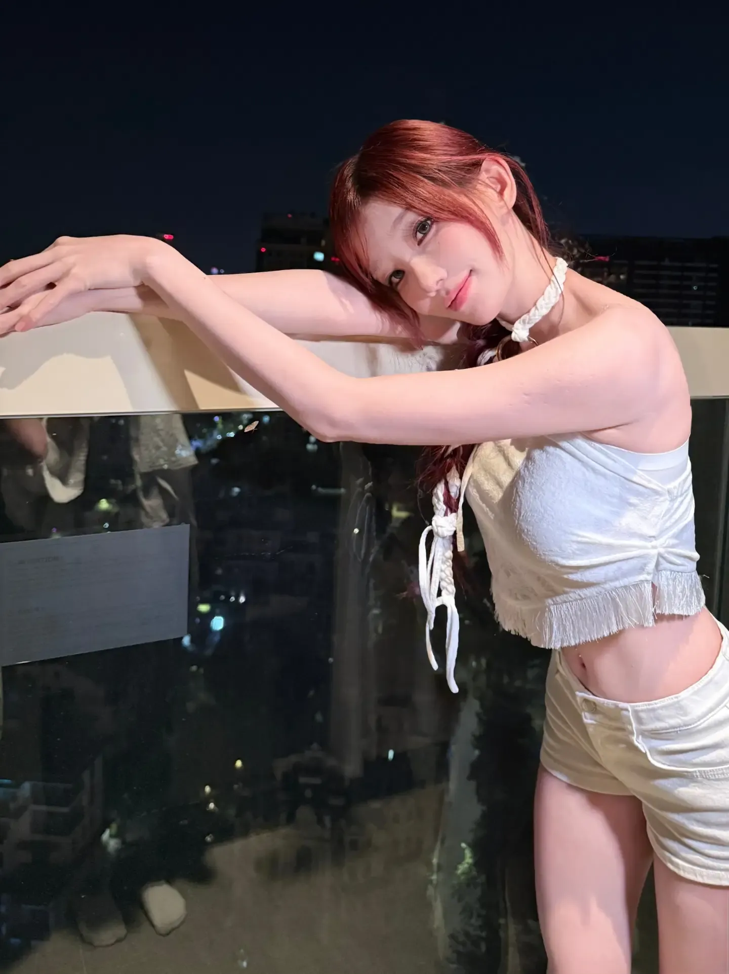 QWER 마젠타 야경 보이는 테라스에서