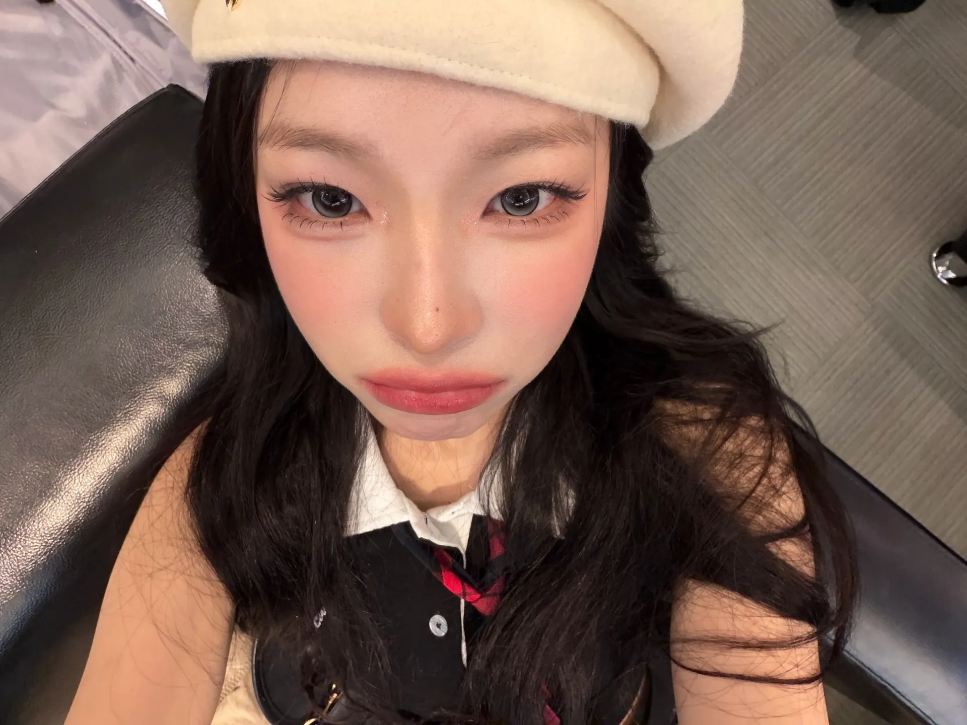 프로미스나인 백지헌 베레모 쓰고 무대 앞에 쪼그려 앉았네