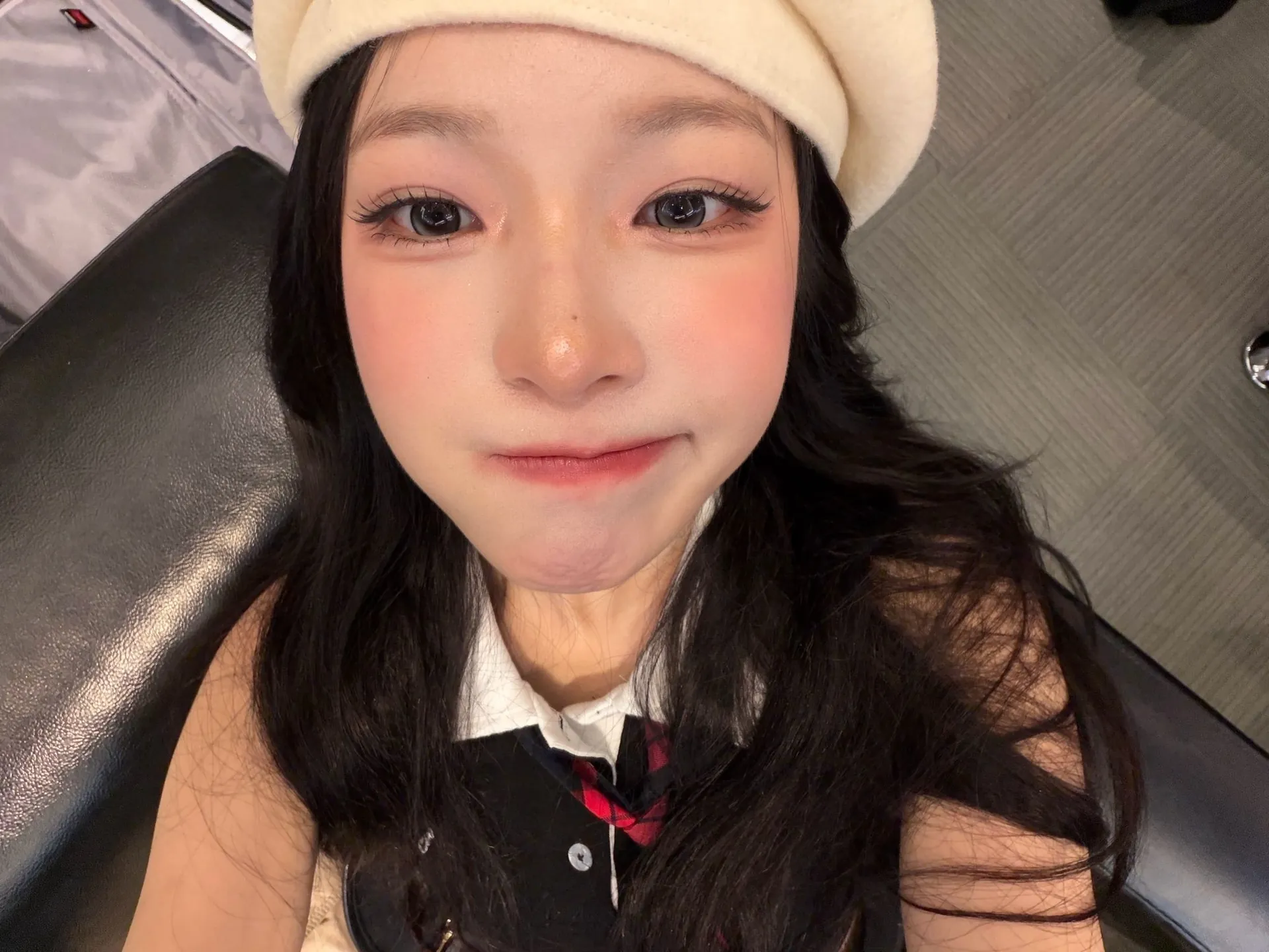 프로미스나인 백지헌 베레모 쓰고 무대 앞에 쪼그려 앉았네