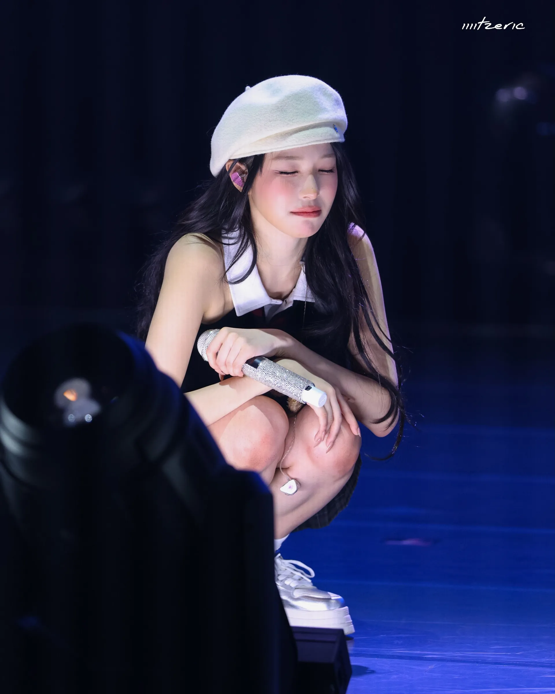 프로미스나인 백지헌 베레모 쓰고 무대 앞에 쪼그려 앉았네