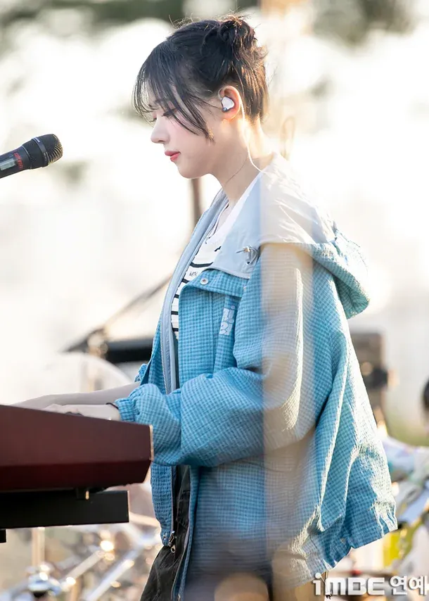 QWER 히나 야외무대 키보드 치다 닌자 코스프레까지