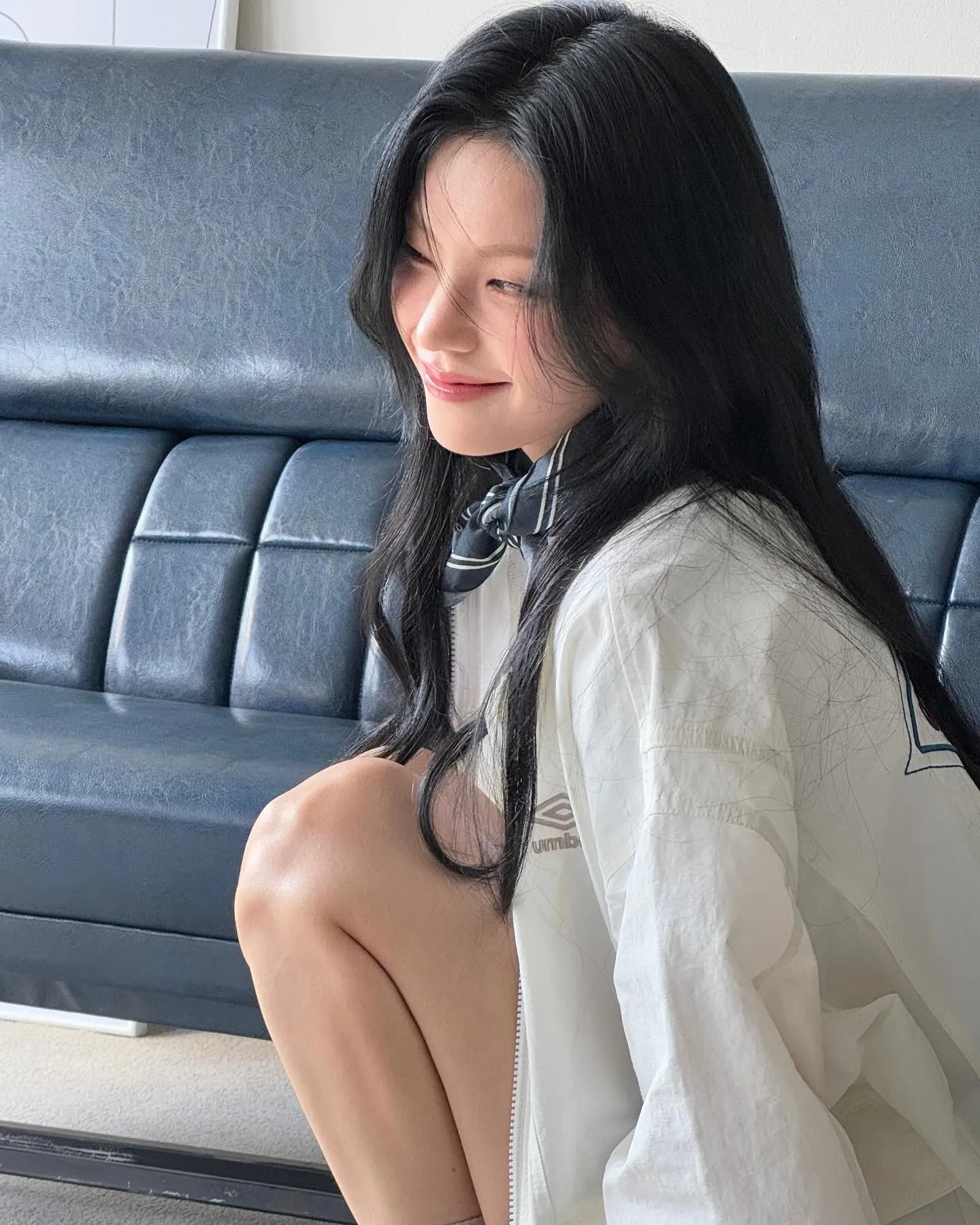 ITZY 예지 소파 앞 데일리룩
