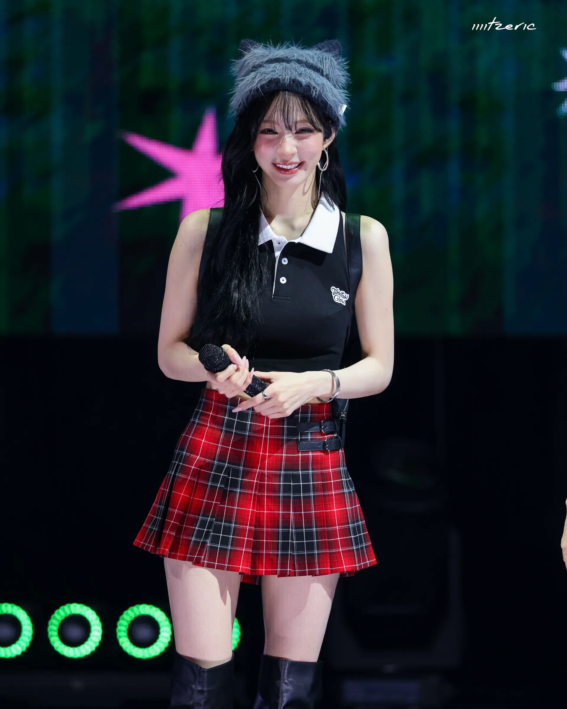 프로미스나인 이채영 무대 위 고양이 비니
