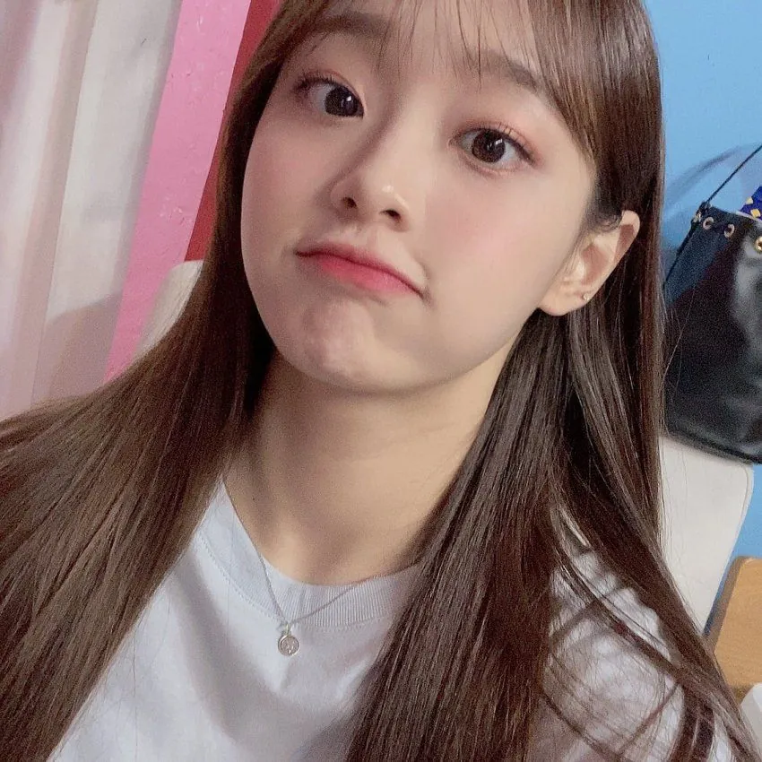 이달의소녀 츄 파란 벽 앞 셀카