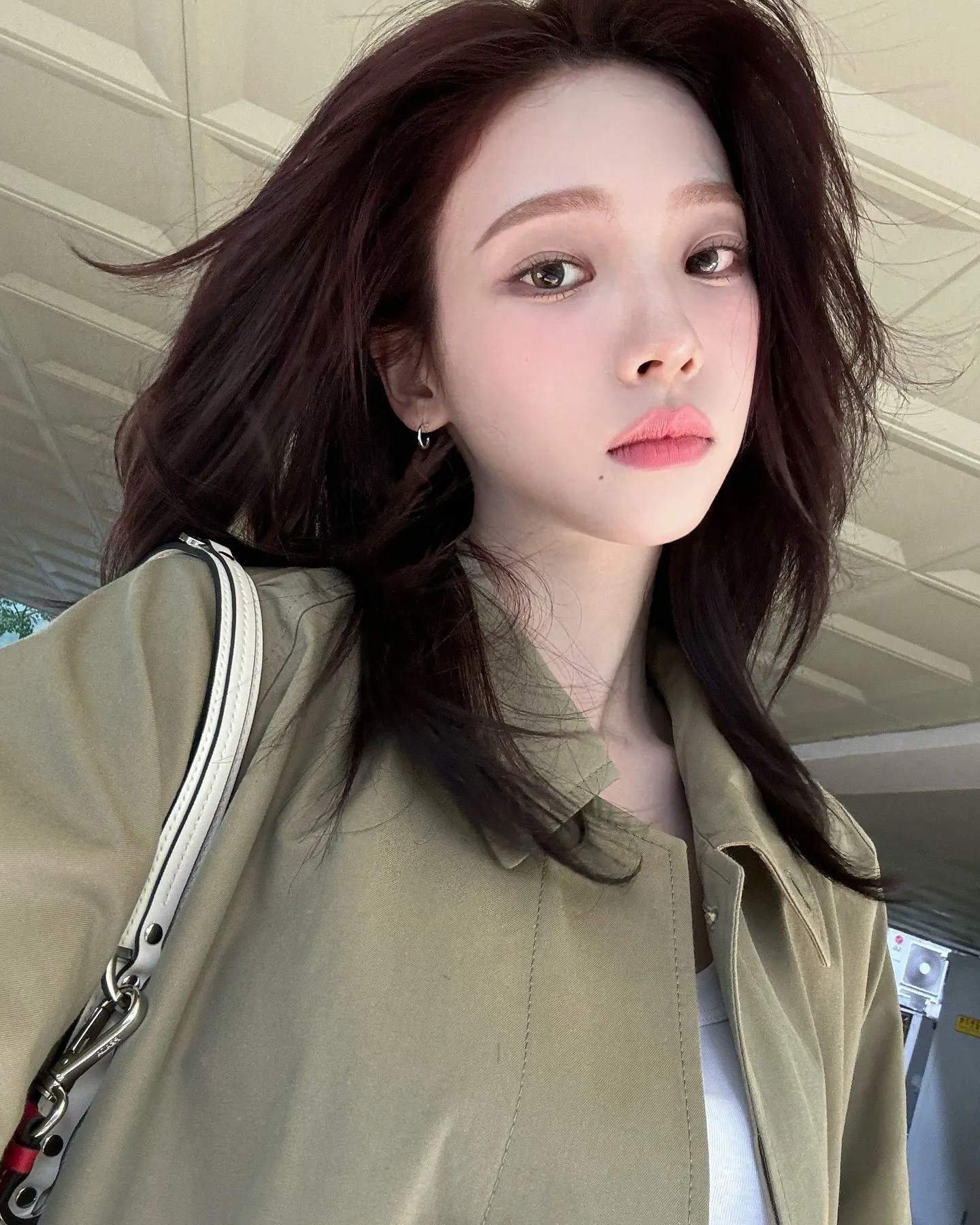 에스파 카리나, 카키 트렌치코트 일상룩
