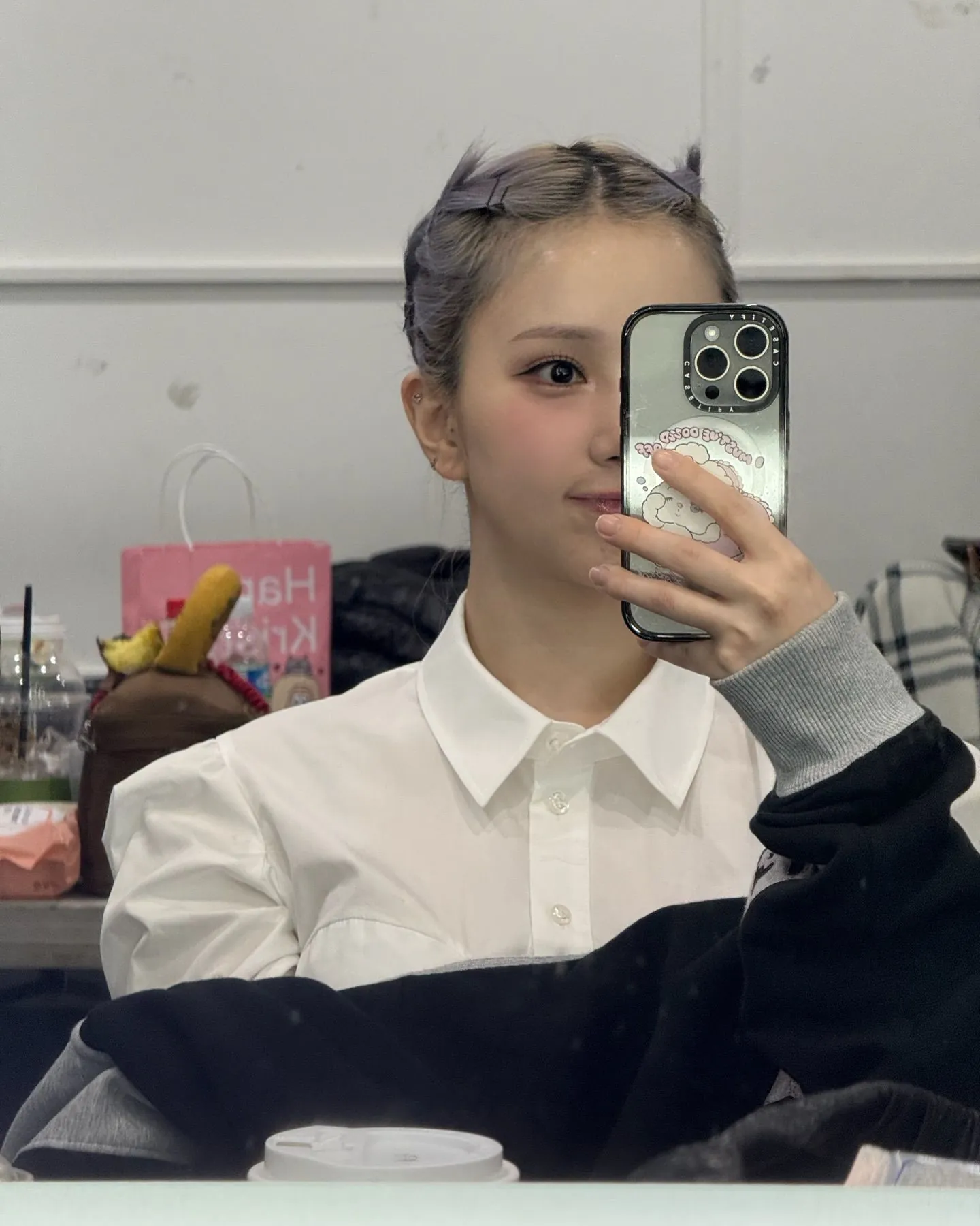 VIVIZ (비비지) 은하 나무 벽 사이 틈에서 찍은 사진