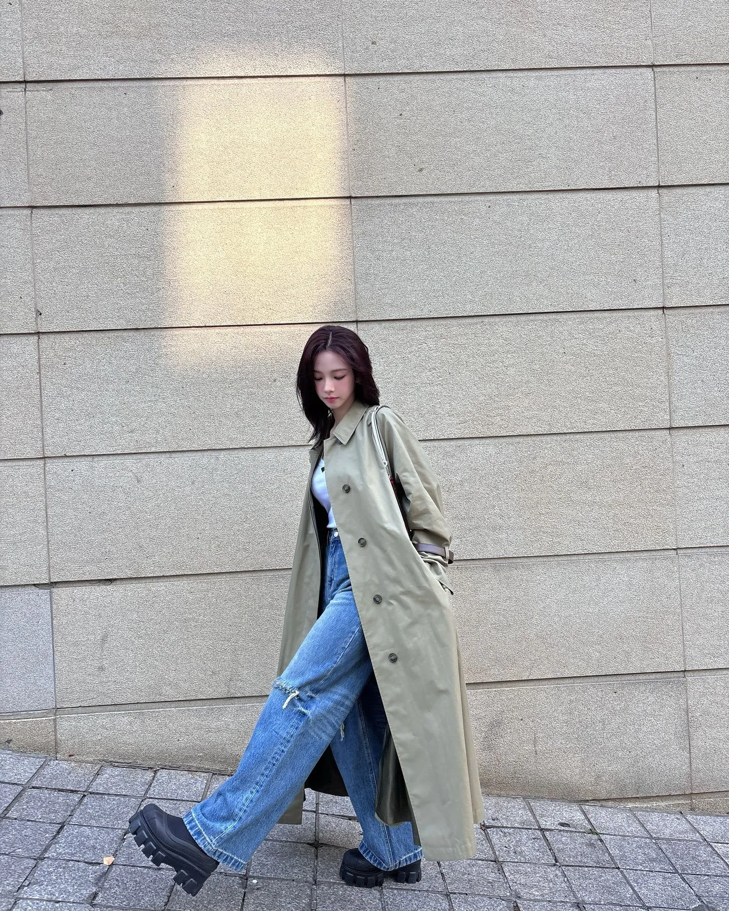 에스파 카리나, 카키 트렌치코트 일상룩