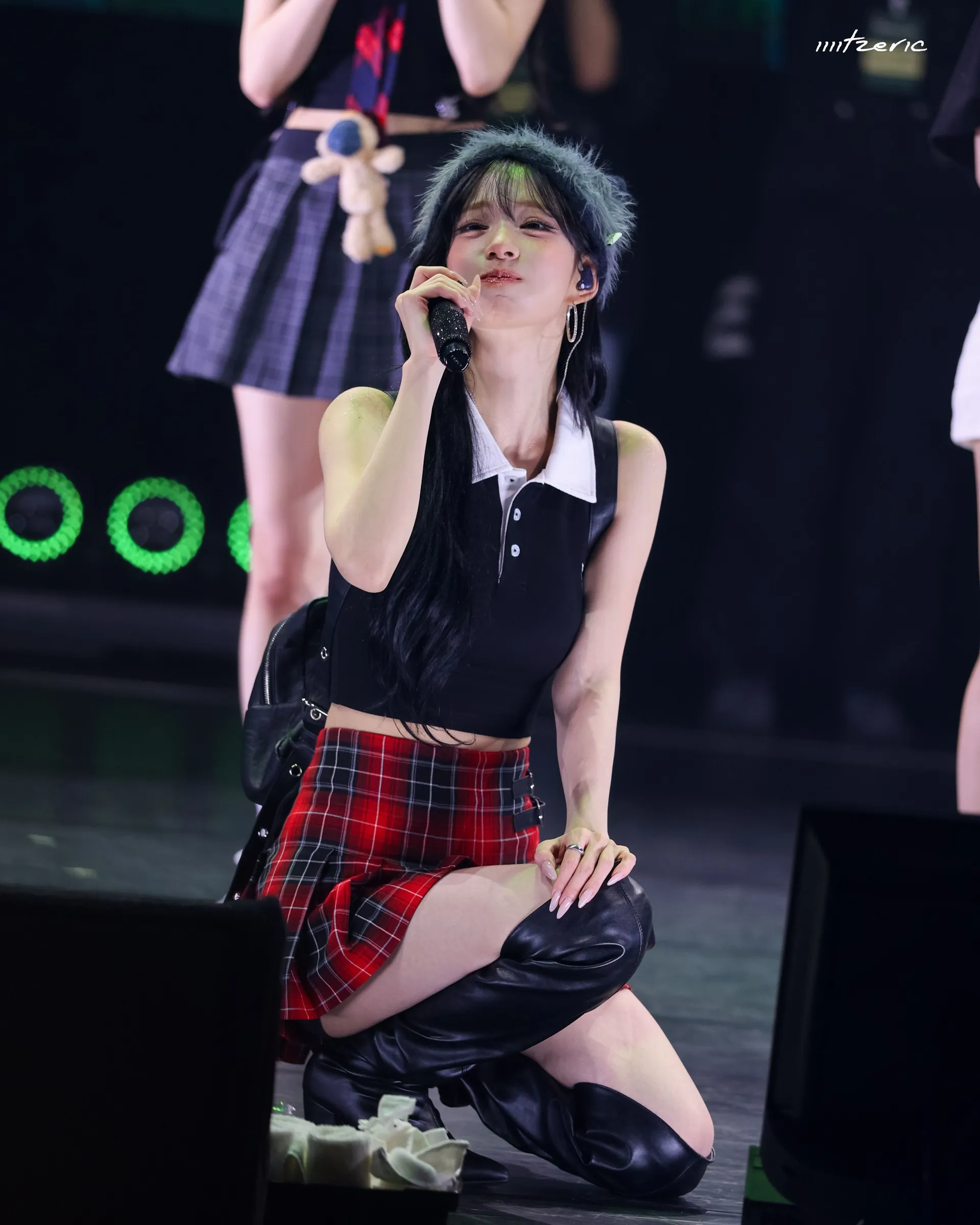 프로미스나인 이채영 무대 위 고양이 비니
