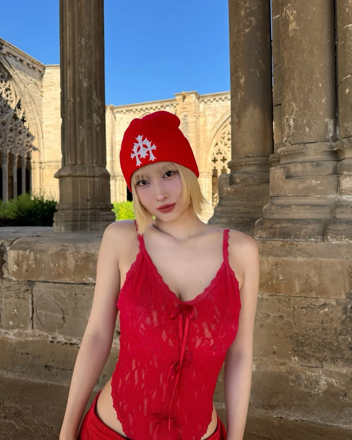 트와이스 모모 회랑 기둥 앞 빨간 비니