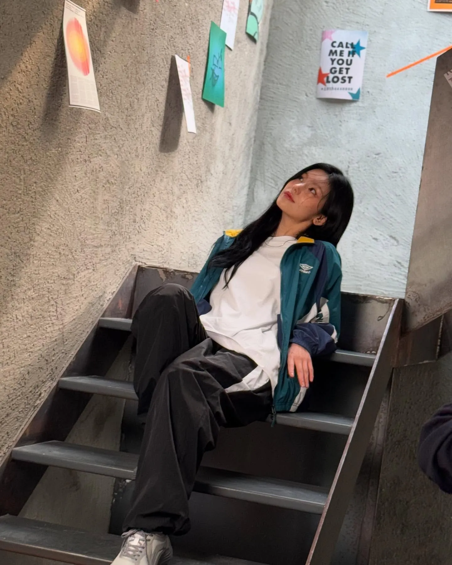 ITZY 예지 소파 앞 데일리룩