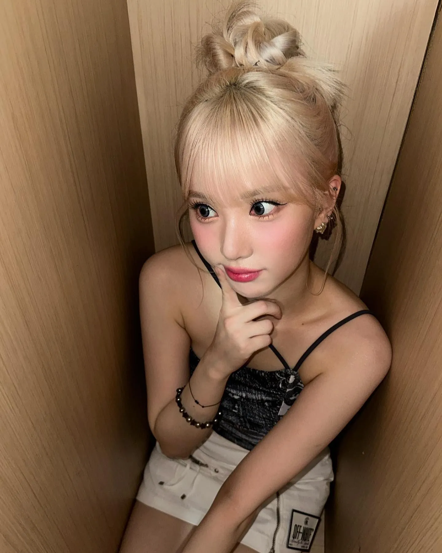 VIVIZ (비비지) 은하 나무 벽 사이 틈에서 찍은 사진
