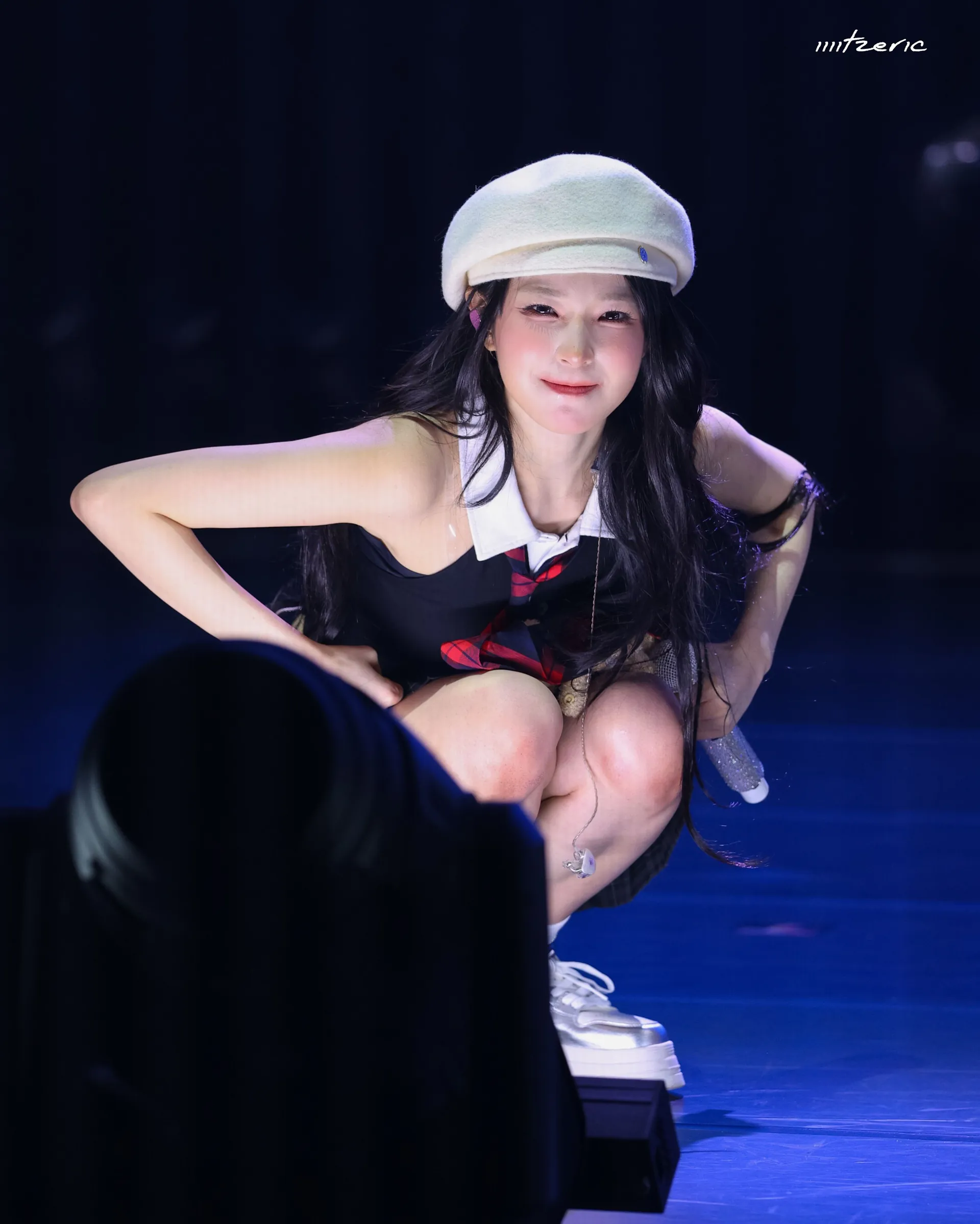 프로미스나인 백지헌 베레모 쓰고 무대 앞에 쪼그려 앉았네