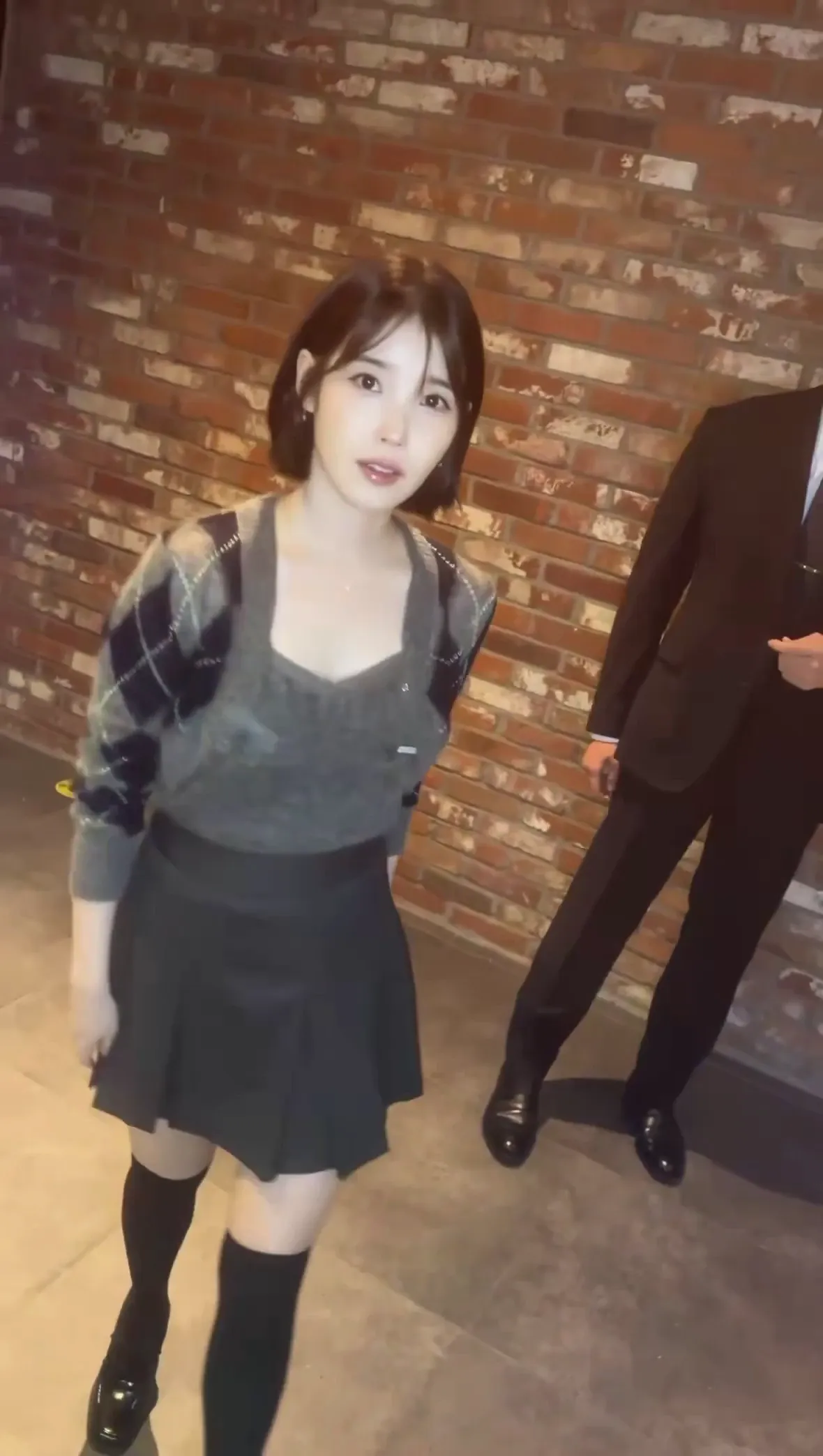 아이유 벽돌 벽 앞 시계 화보 모음