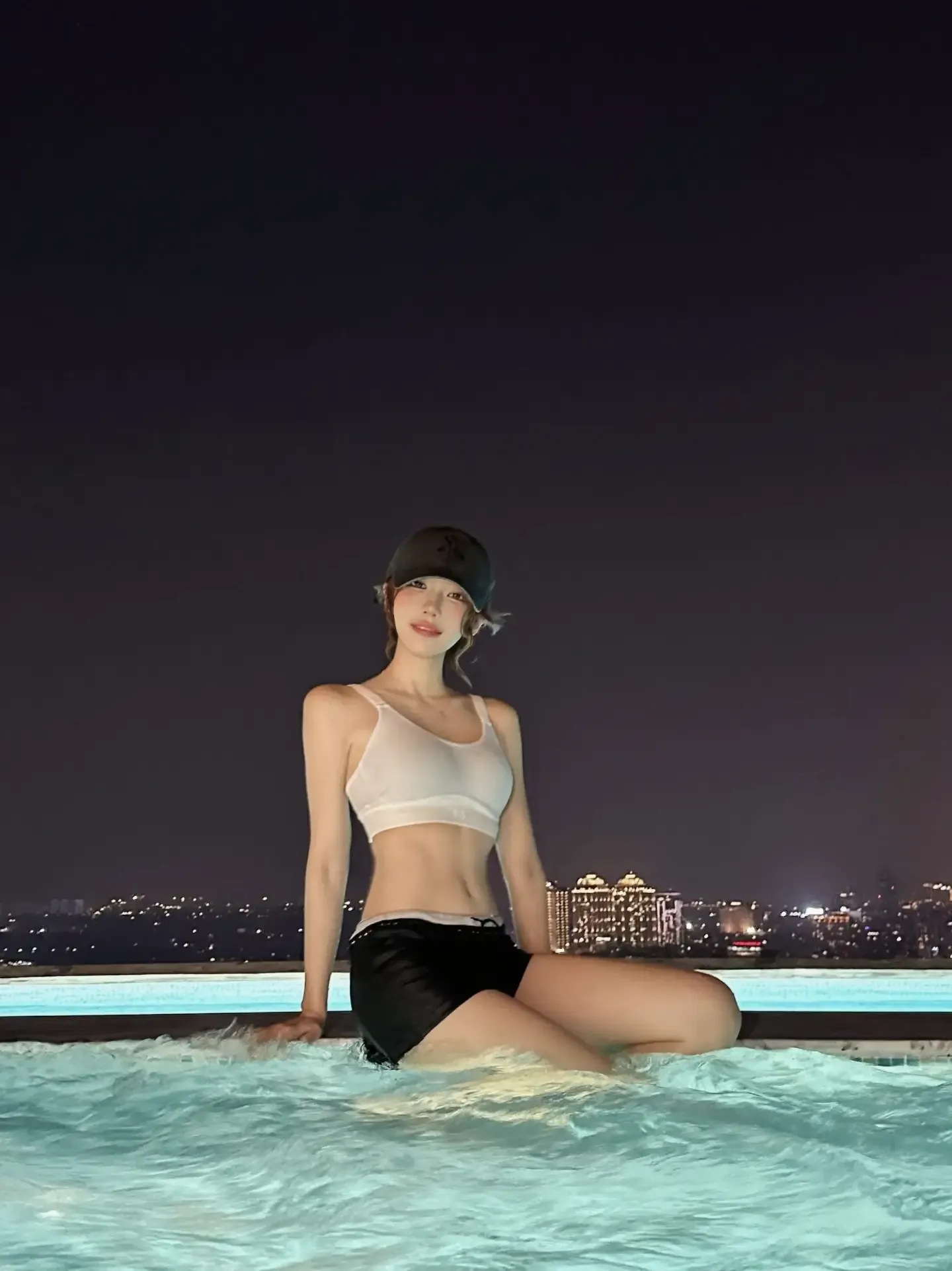 QWER 마젠타 야경 보이는 테라스에서
