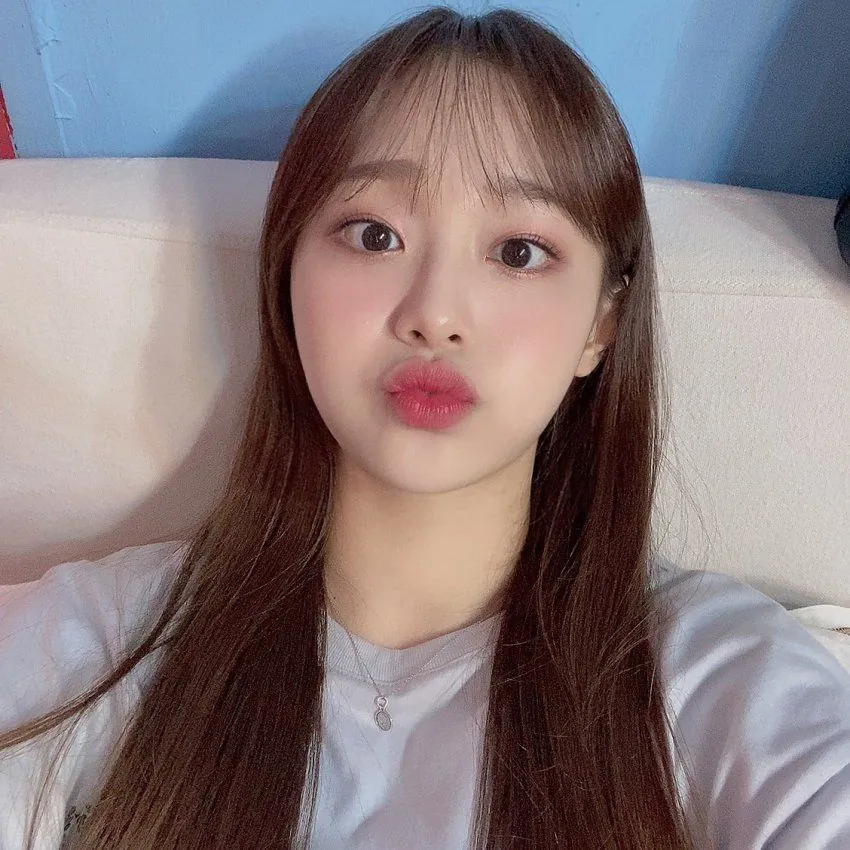 이달의소녀 츄 파란 벽 앞 셀카