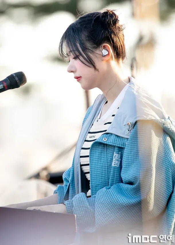 QWER 히나 야외무대 키보드 치다 닌자 코스프레까지
