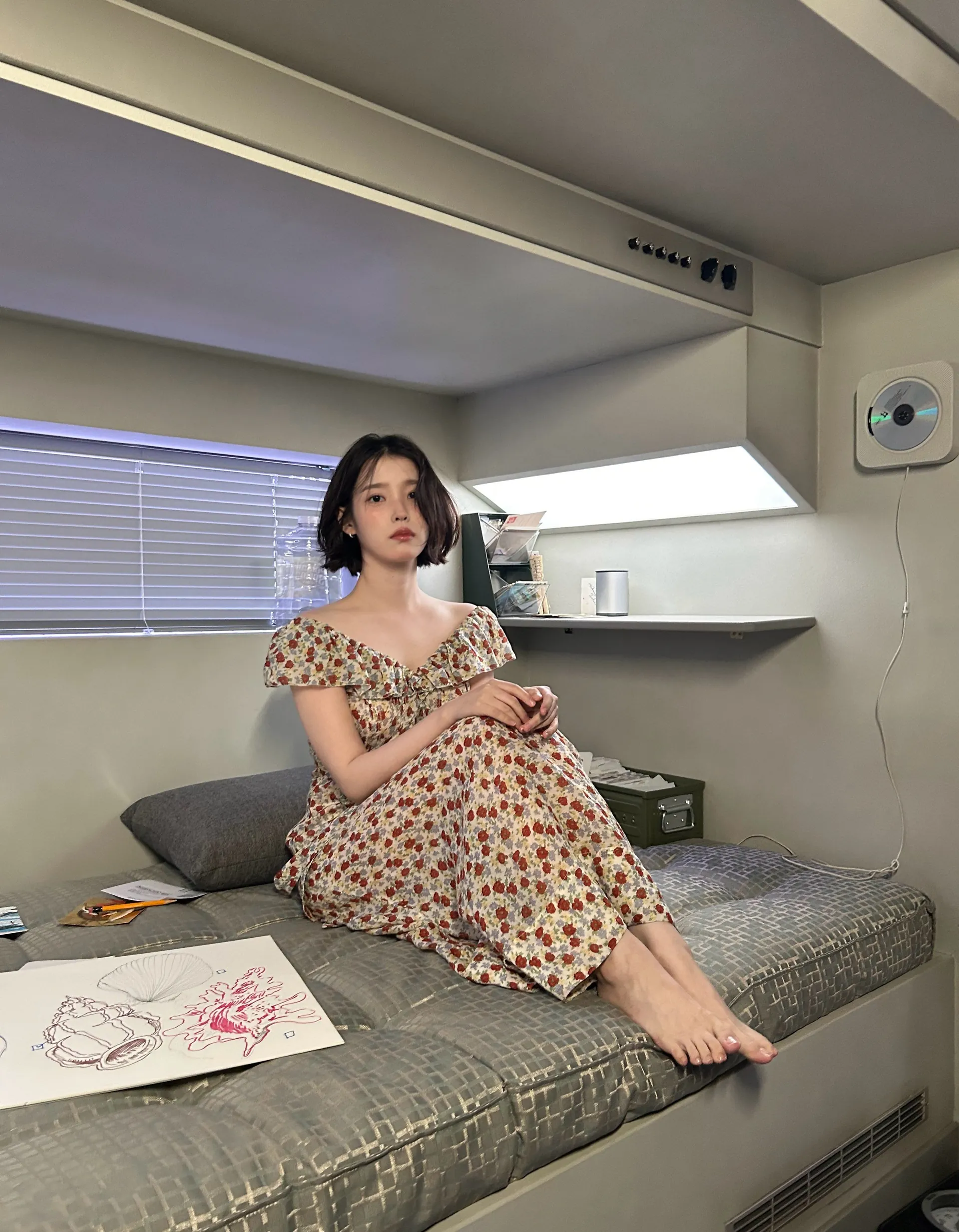 아이유 벽돌 벽 앞 시계 화보 모음
