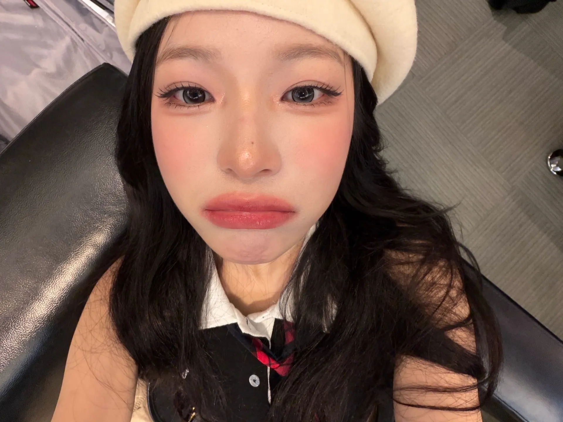 프로미스나인 백지헌 베레모 쓰고 무대 앞에 쪼그려 앉았네
