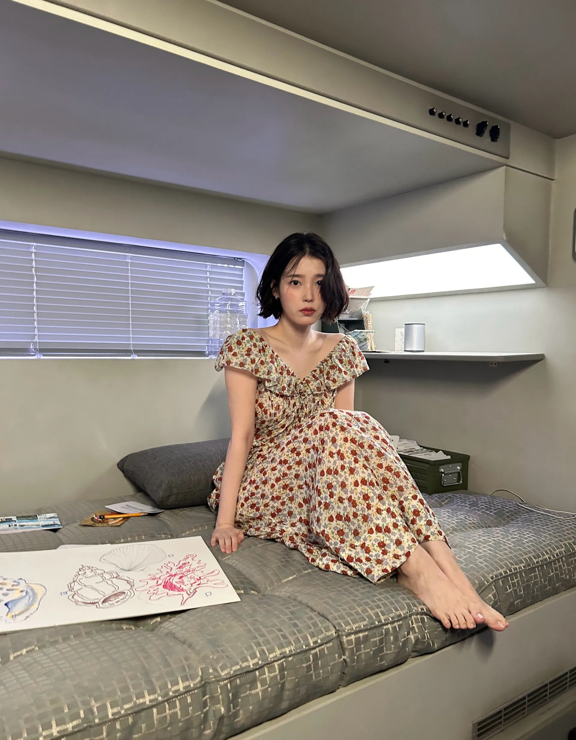 아이유 벽돌 벽 앞 시계 화보 모음