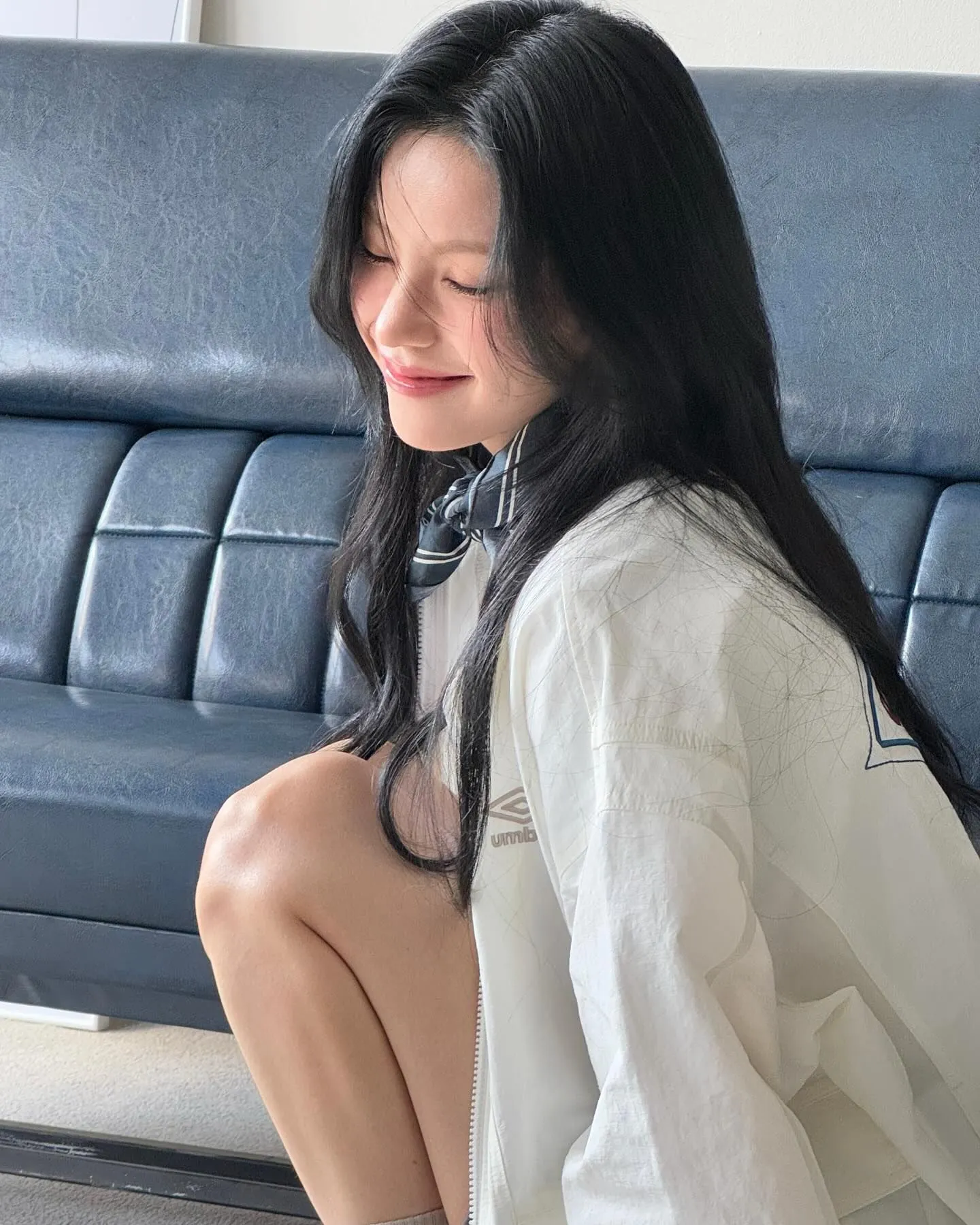 ITZY 예지 소파 앞 데일리룩