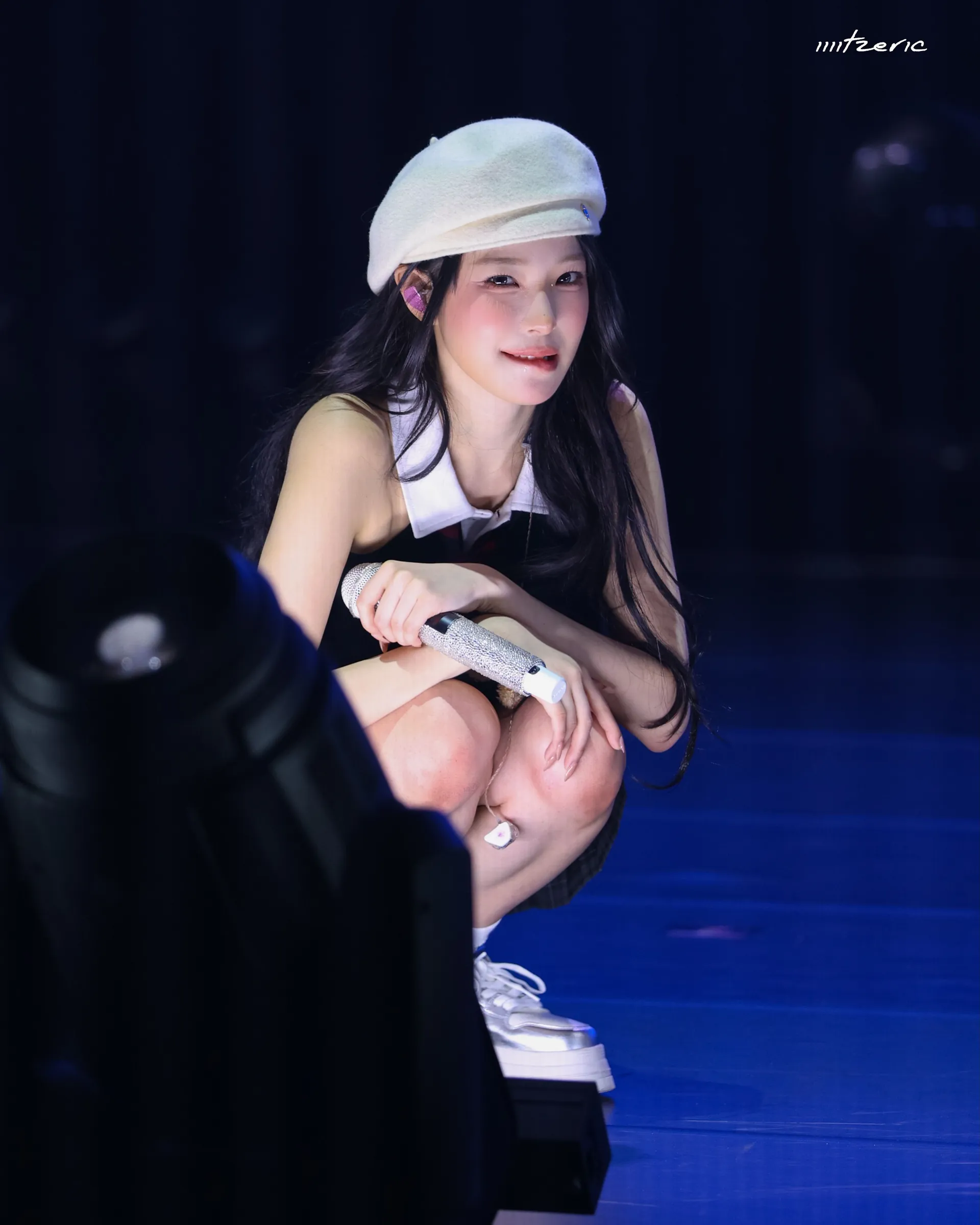 프로미스나인 백지헌 베레모 쓰고 무대 앞에 쪼그려 앉았네