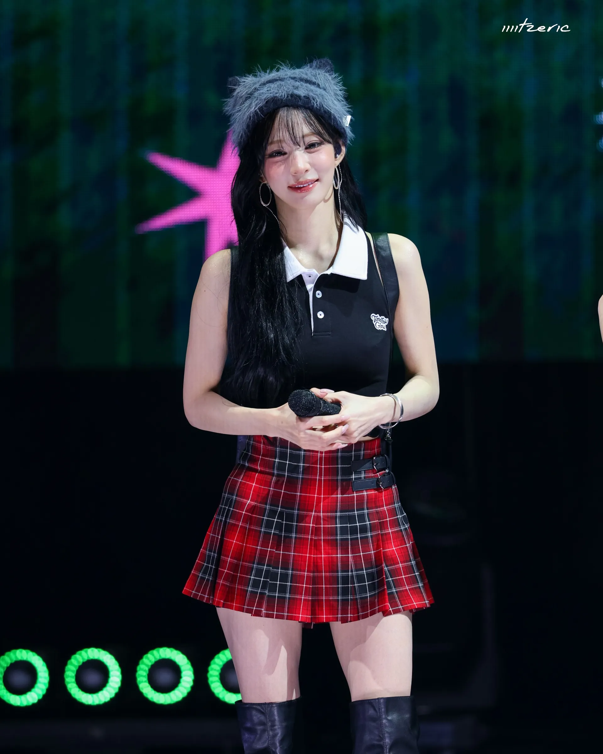 프로미스나인 이채영 무대 위 고양이 비니