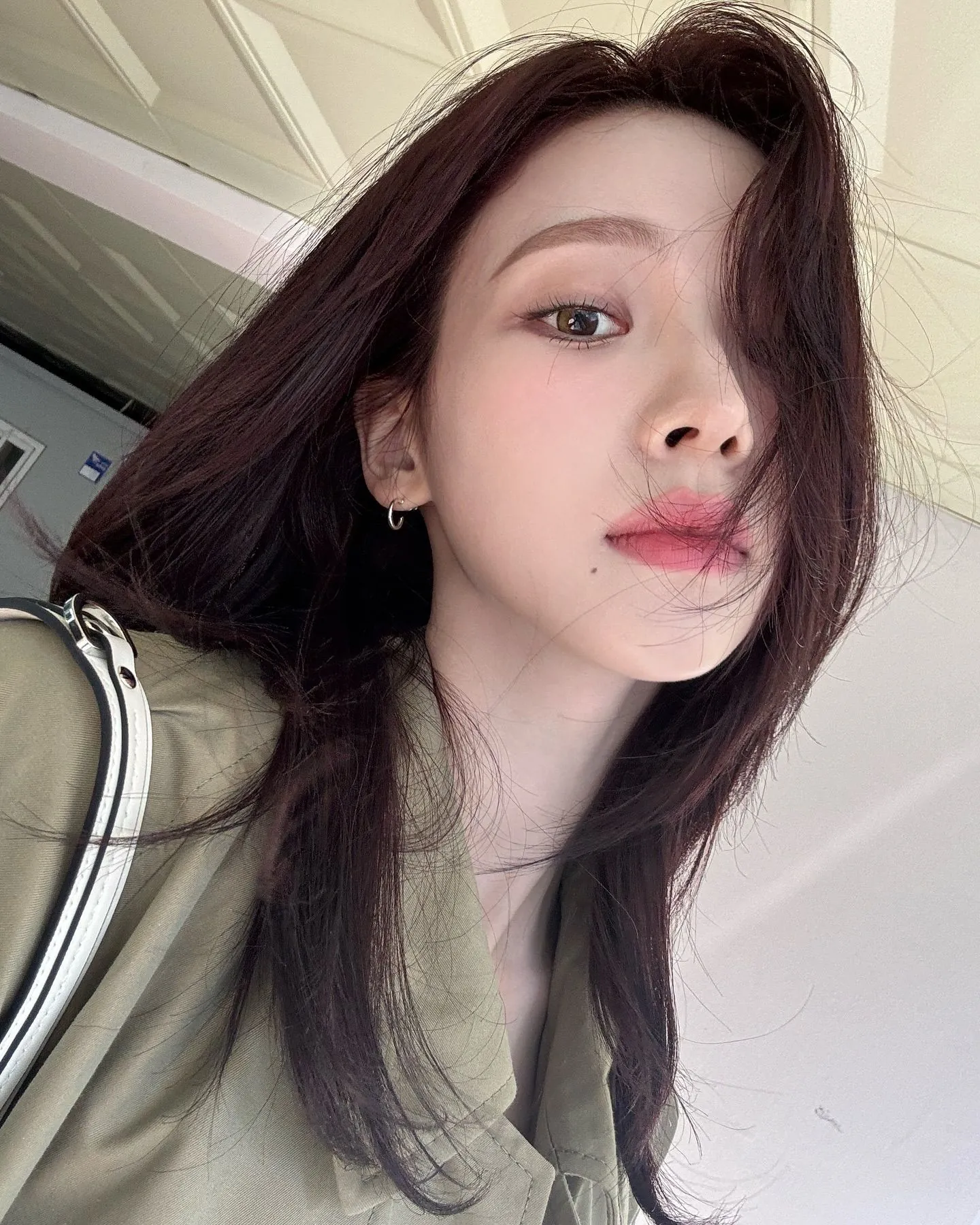 에스파 카리나, 카키 트렌치코트 일상룩