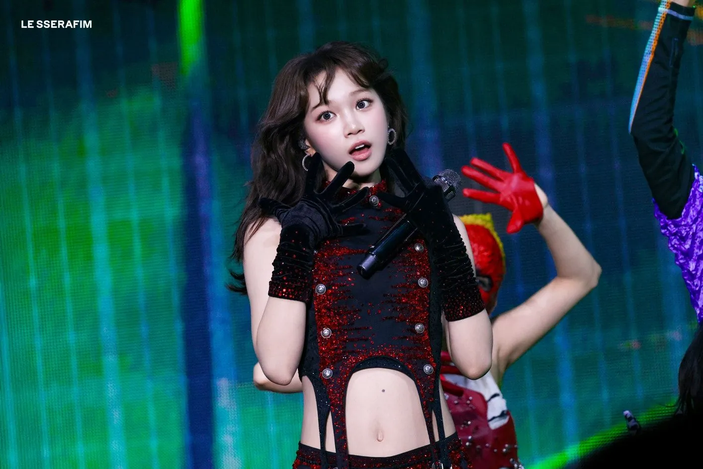 르세라핌 김채원 무대 위 한 컷