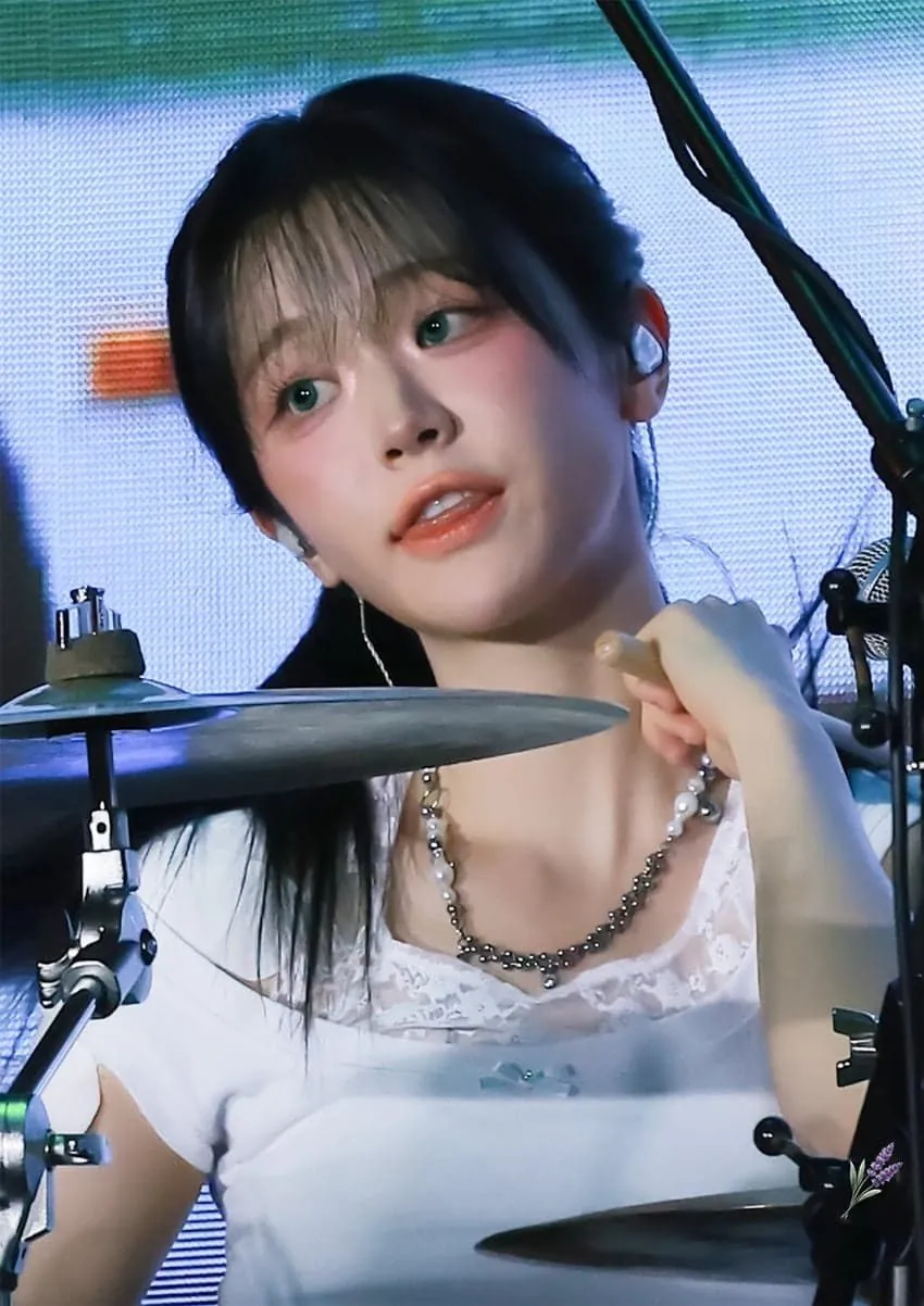 QWER 쵸단 드럼 앞 무대 직캠 컷