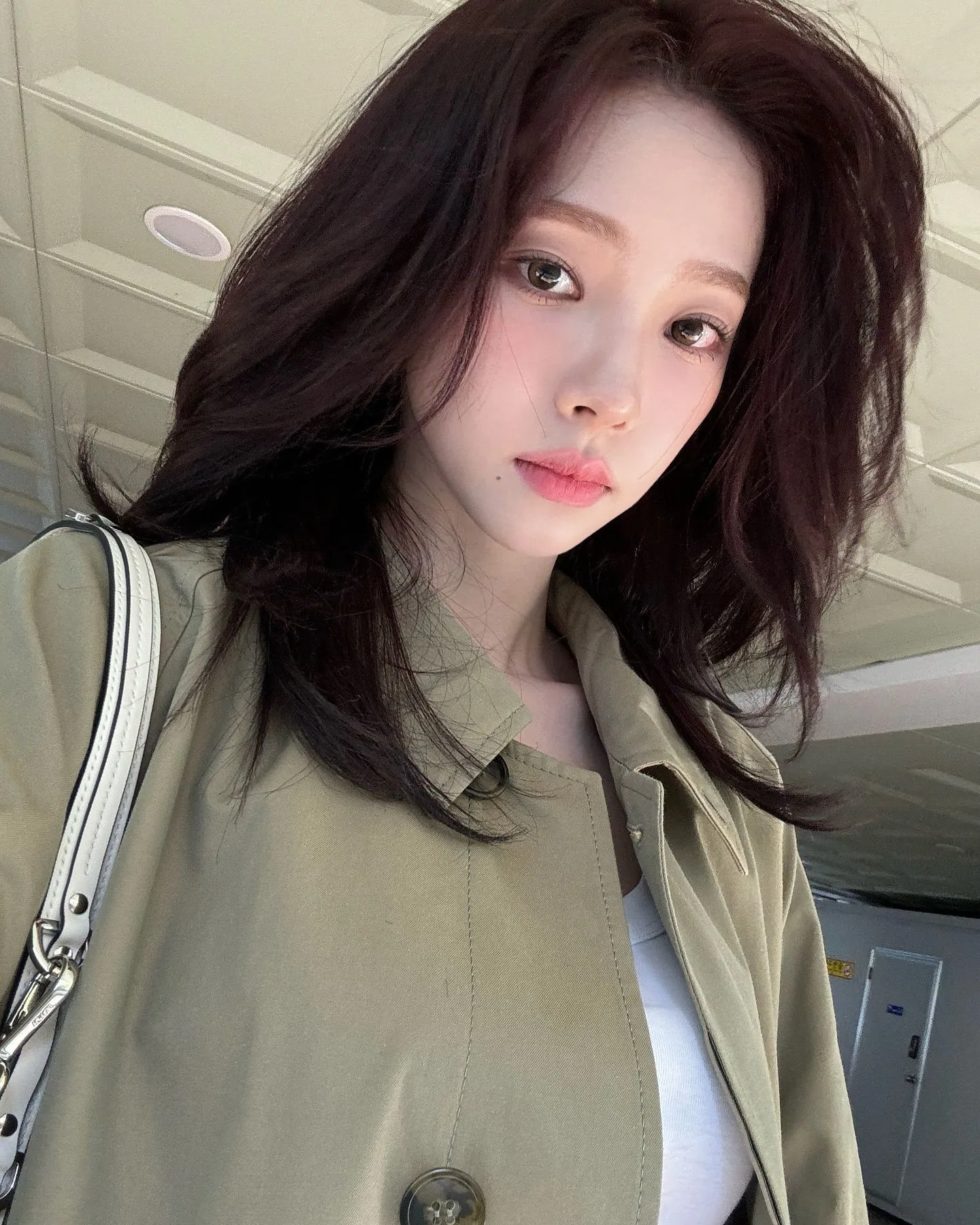 에스파 카리나, 카키 트렌치코트 일상룩