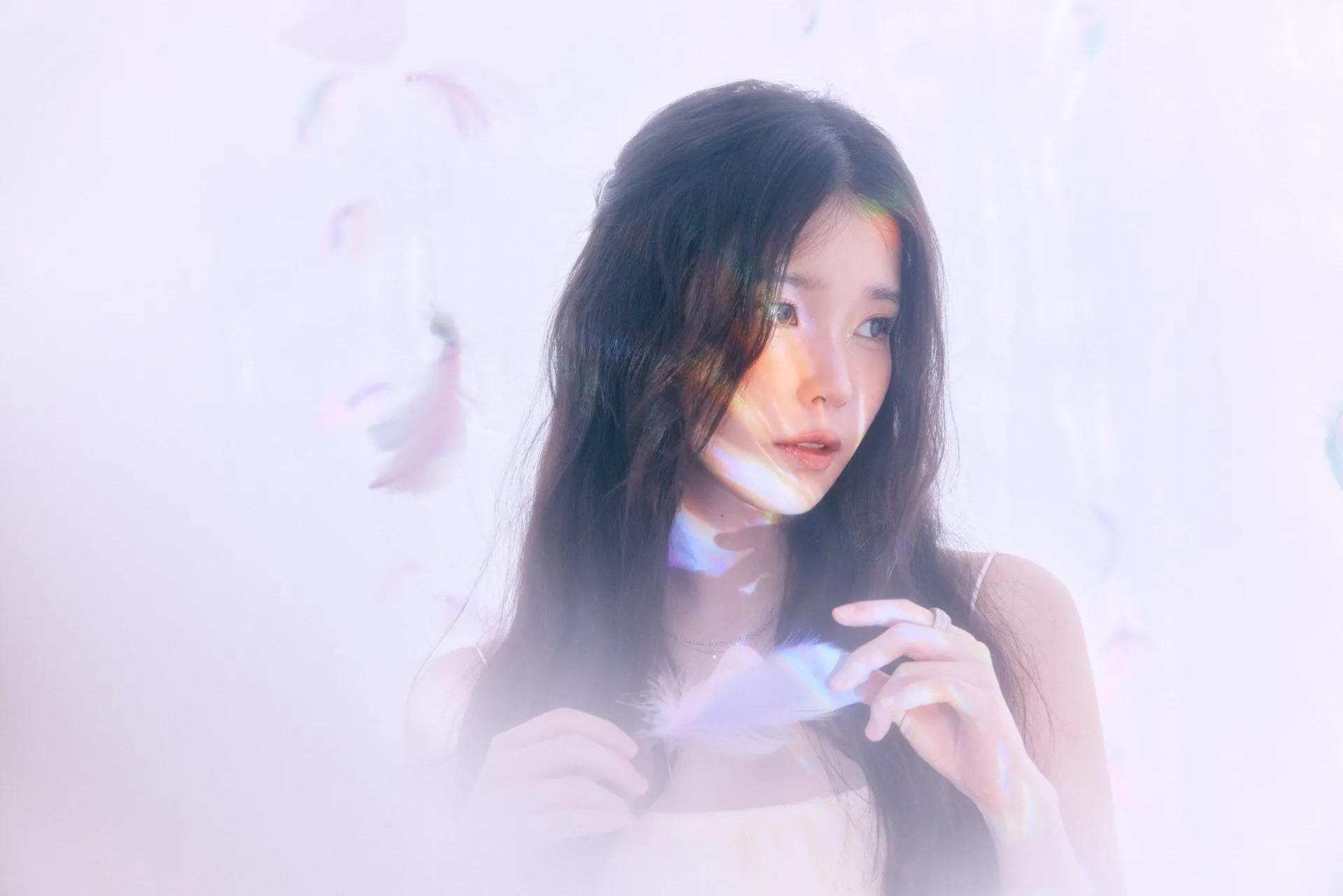 아이유 벽돌 벽 앞 시계 화보 모음