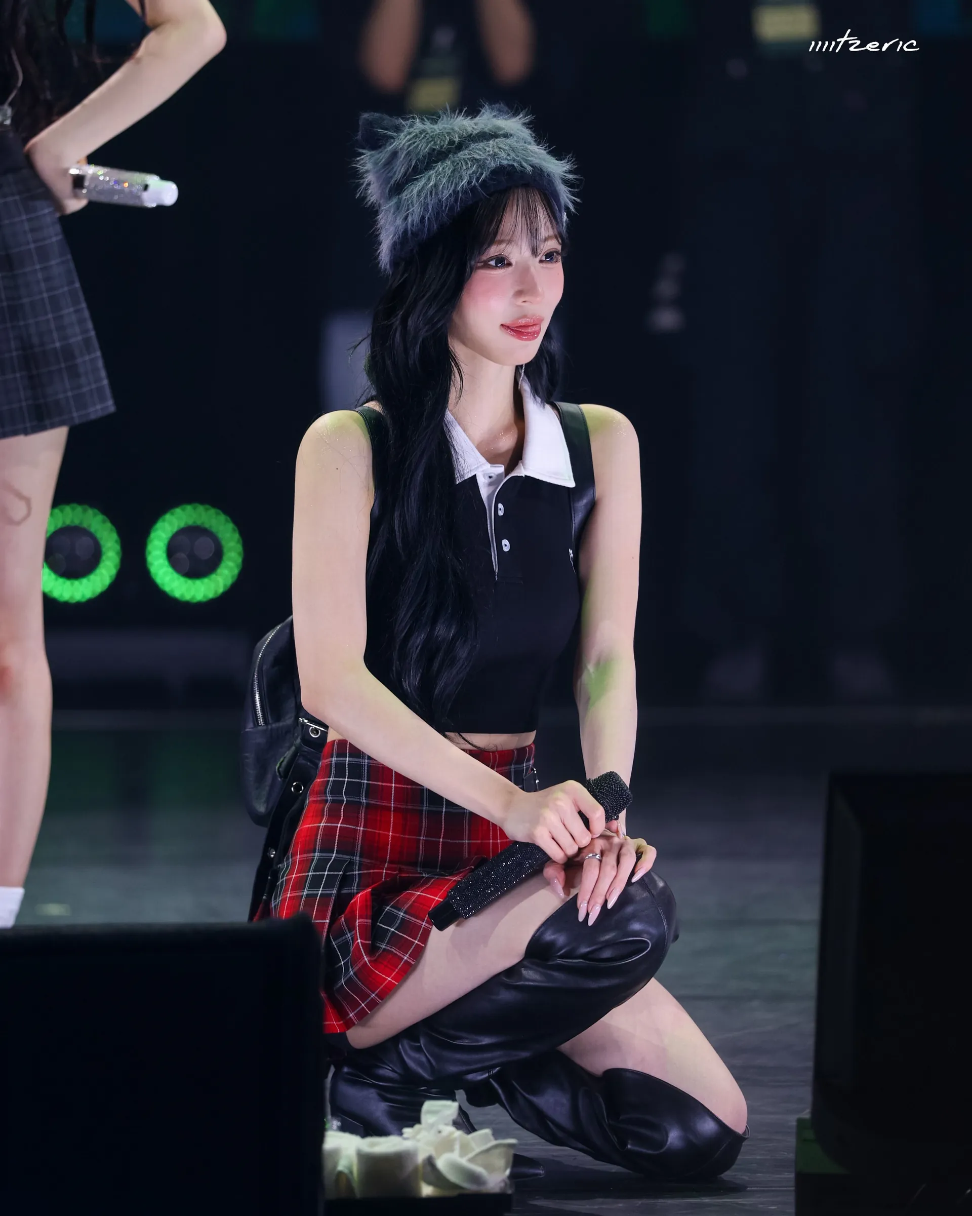 프로미스나인 이채영 무대 위 고양이 비니