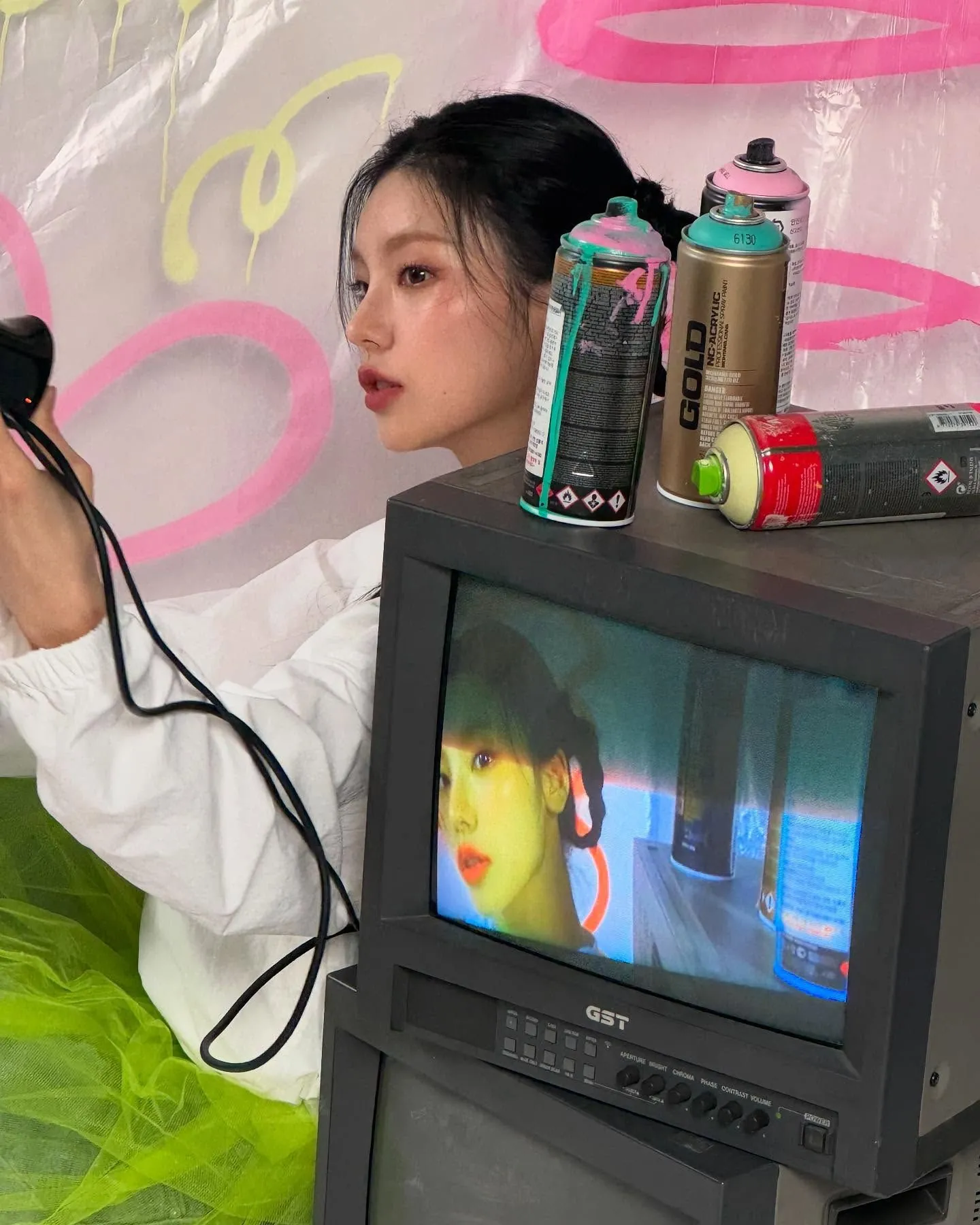 ITZY 예지 소파 앞 데일리룩