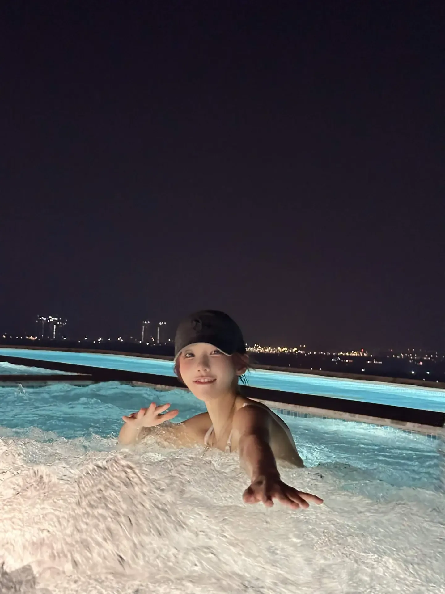 QWER 마젠타 야경 보이는 테라스에서