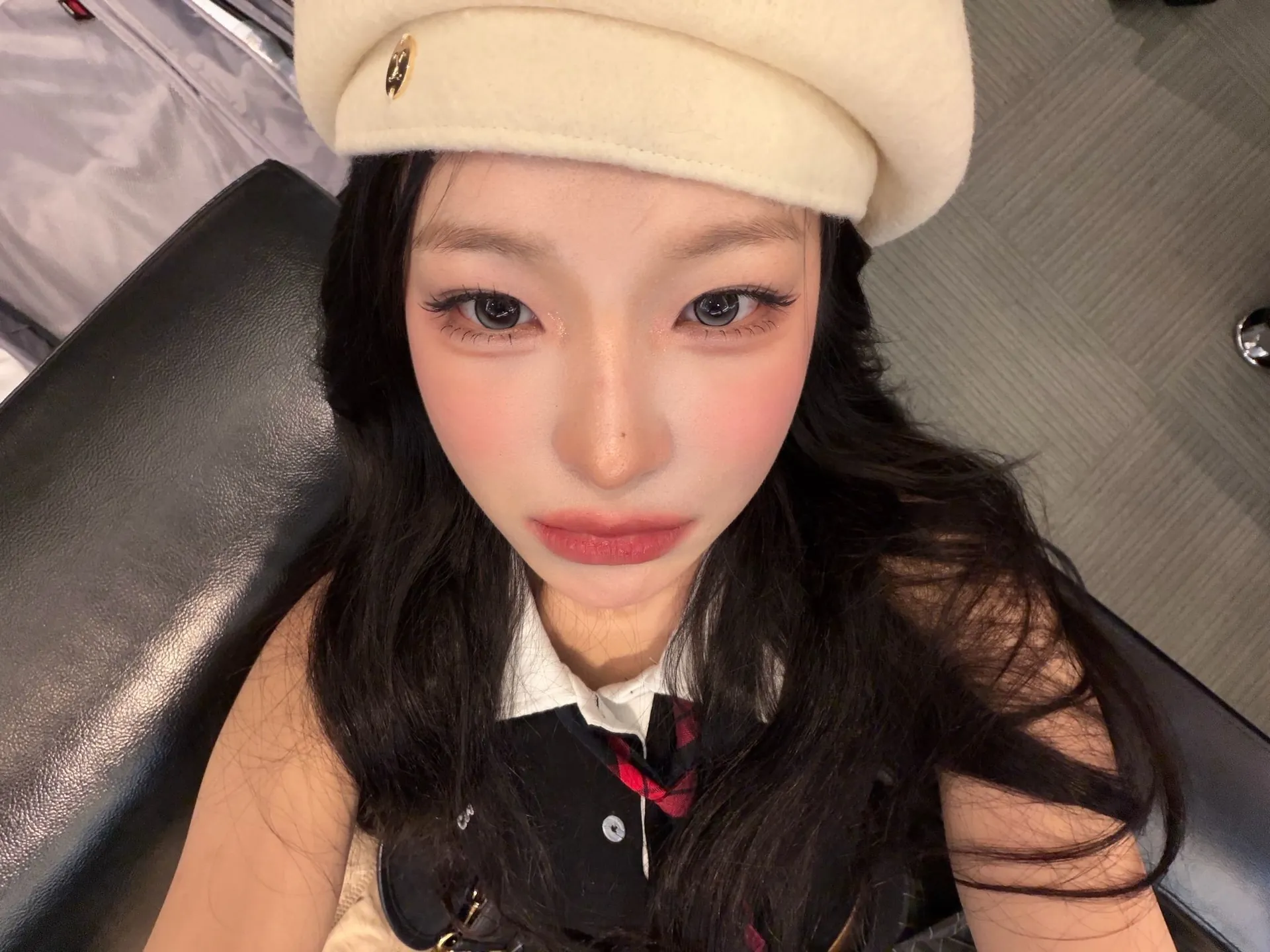 프로미스나인 백지헌 베레모 쓰고 무대 앞에 쪼그려 앉았네
