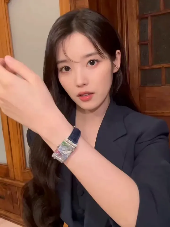 아이유 벽돌 벽 앞 시계 화보 모음