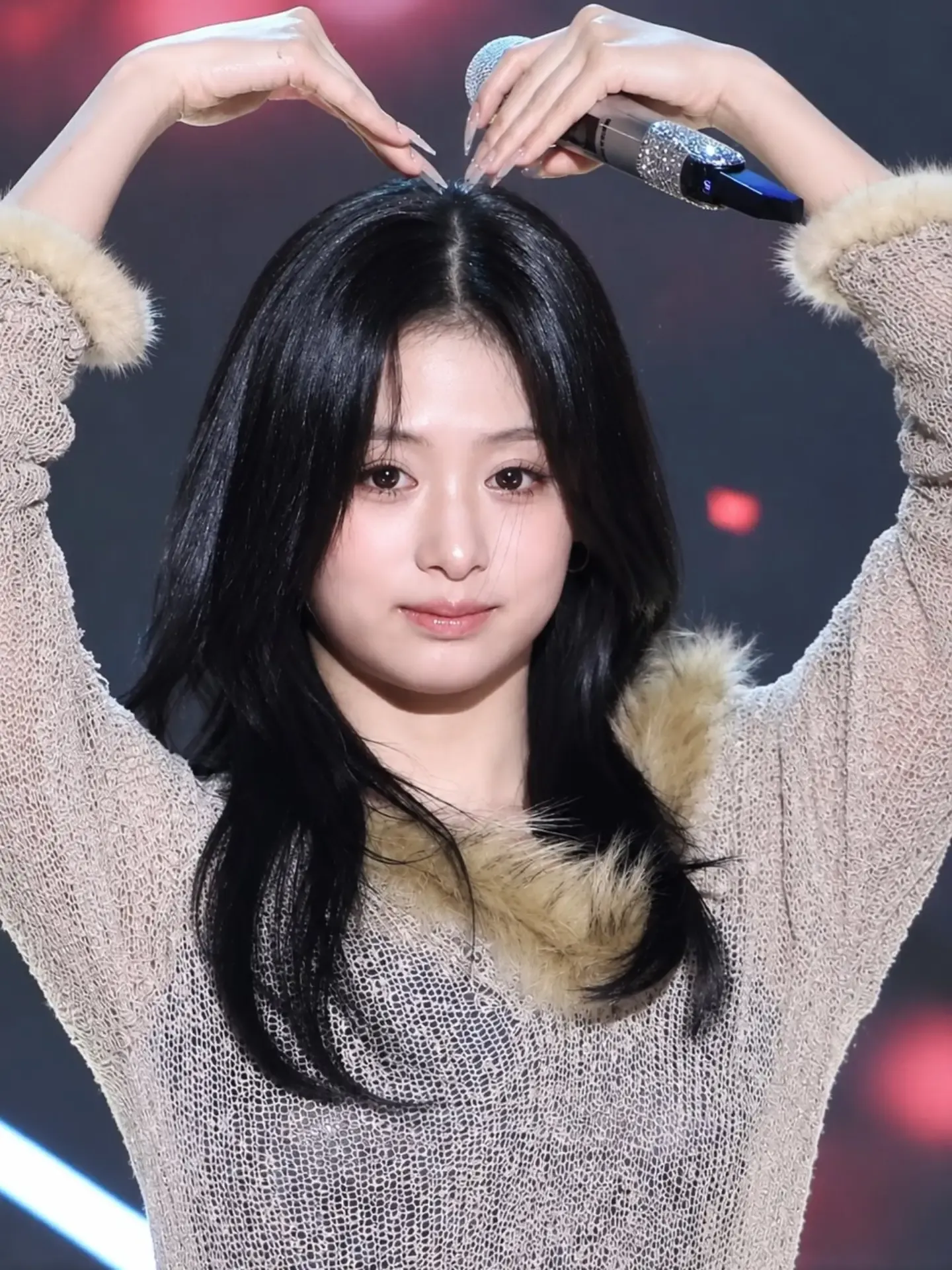 BABYMONSTER 아현 무대 위 하트 포즈