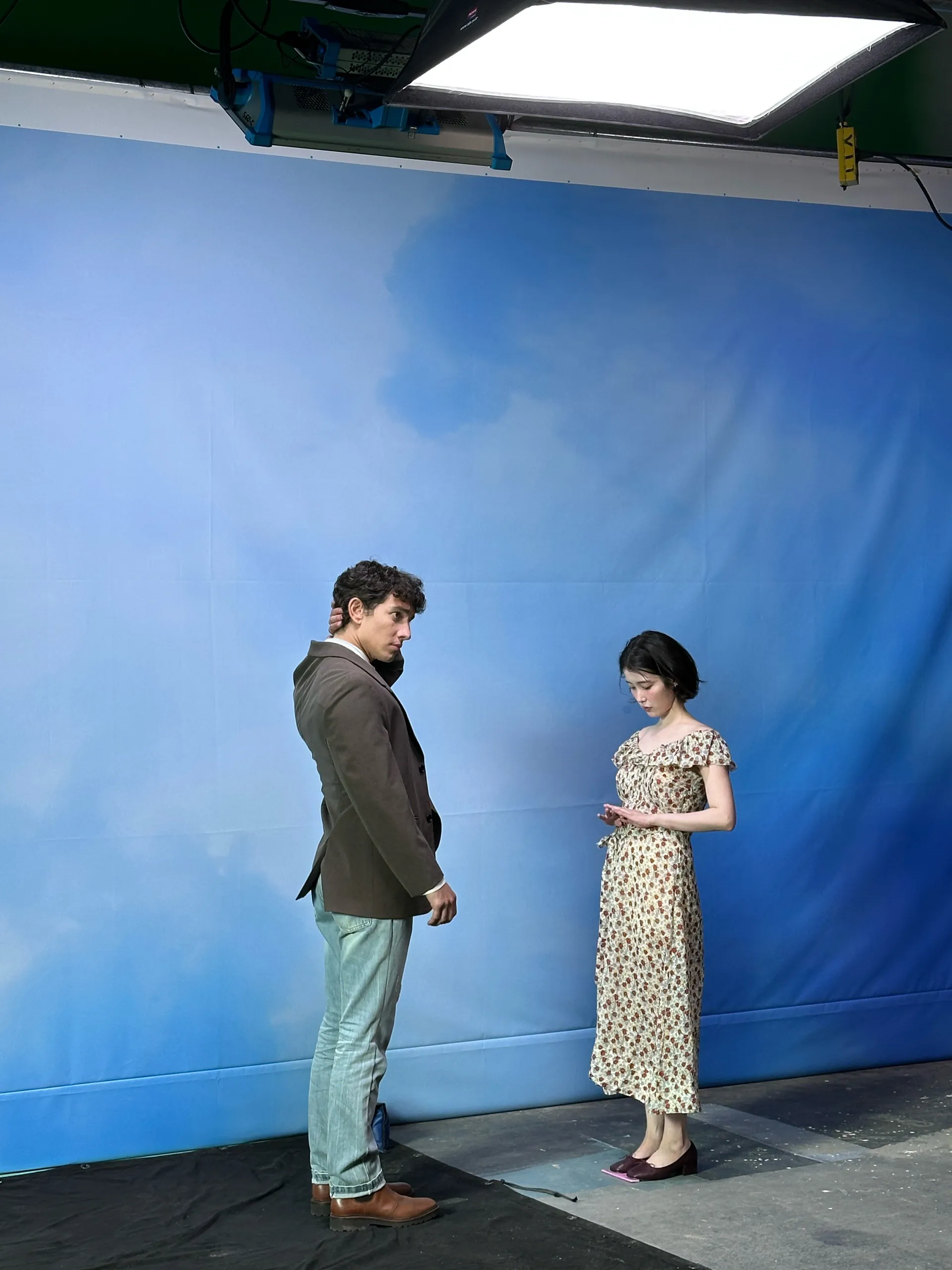 아이유 벽돌 벽 앞 시계 화보 모음
