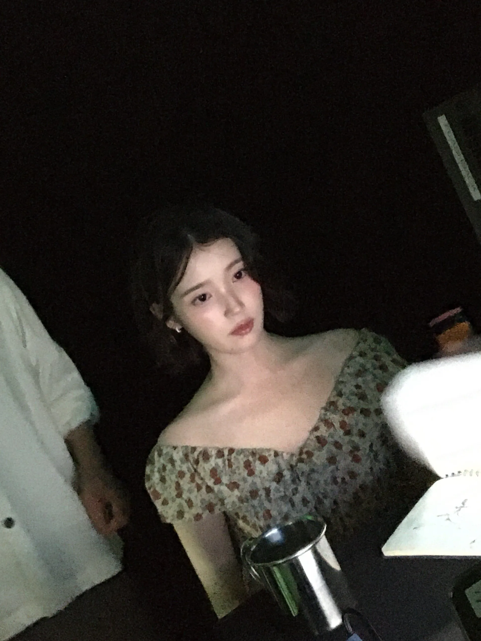 아이유 벽돌 벽 앞 시계 화보 모음